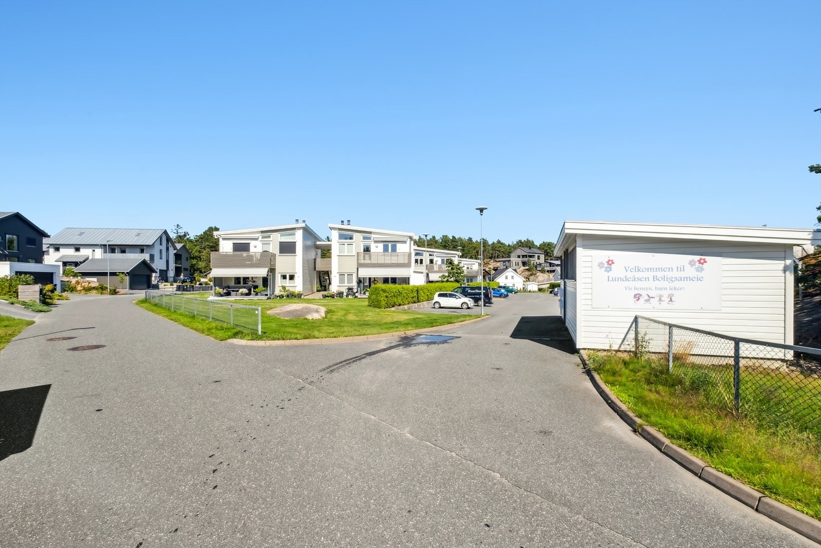 I Lundeåsen Boligsameie bor du trygt, rolig og tilbaketrukket i et hyggelig nabolag med nærhet til både skole og barnehage. Galleribilde