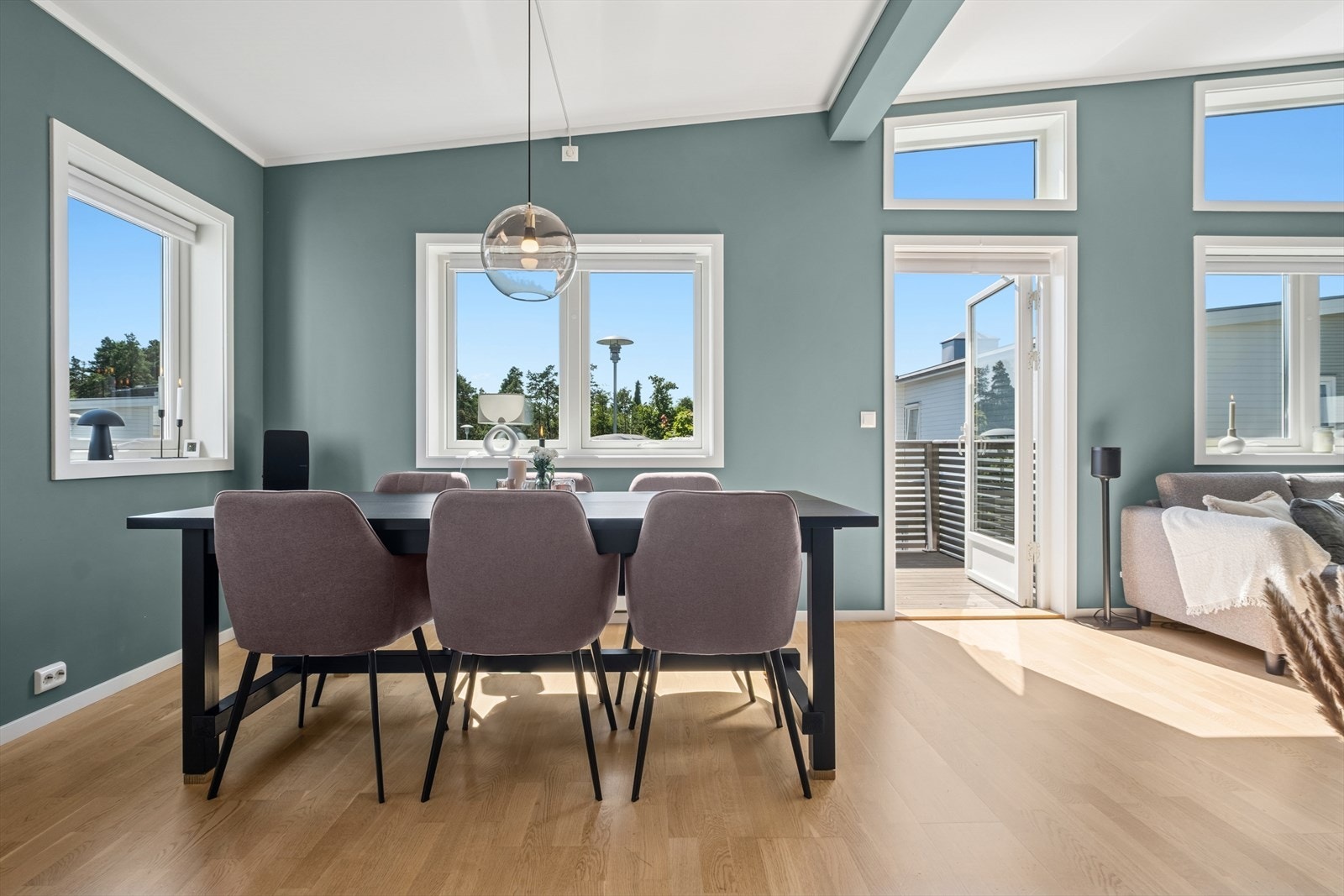 Leiligheten er en nyere 4-roms selveierleilighet, med moderne standard, generøs takhøyde og solrik balkong! Galleribilde