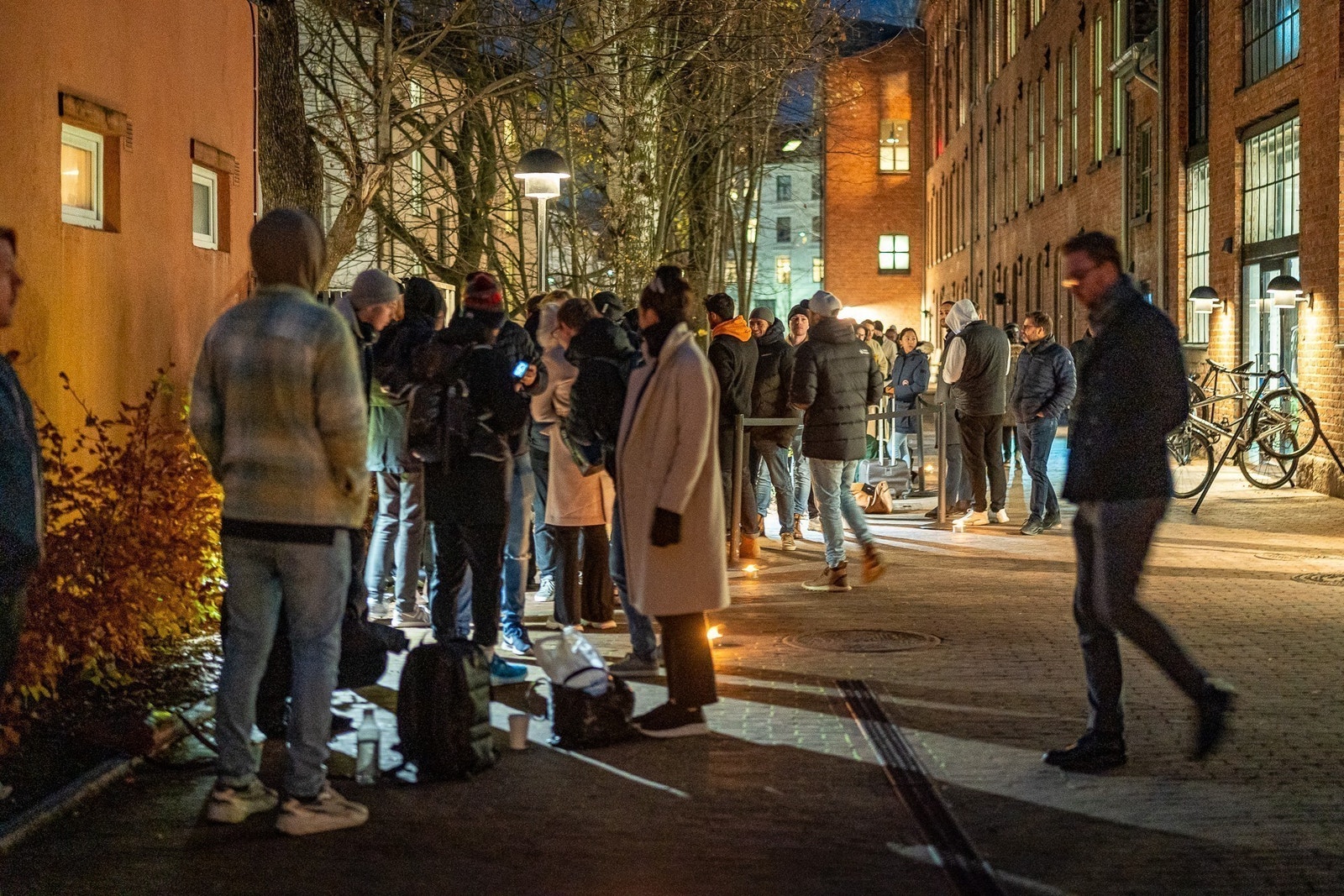 Kø sett fra sør, mot bakgårdens inngangsparti.
(Photographer: Brian Tallman https://www.bktphotography.com) Galleribilde
