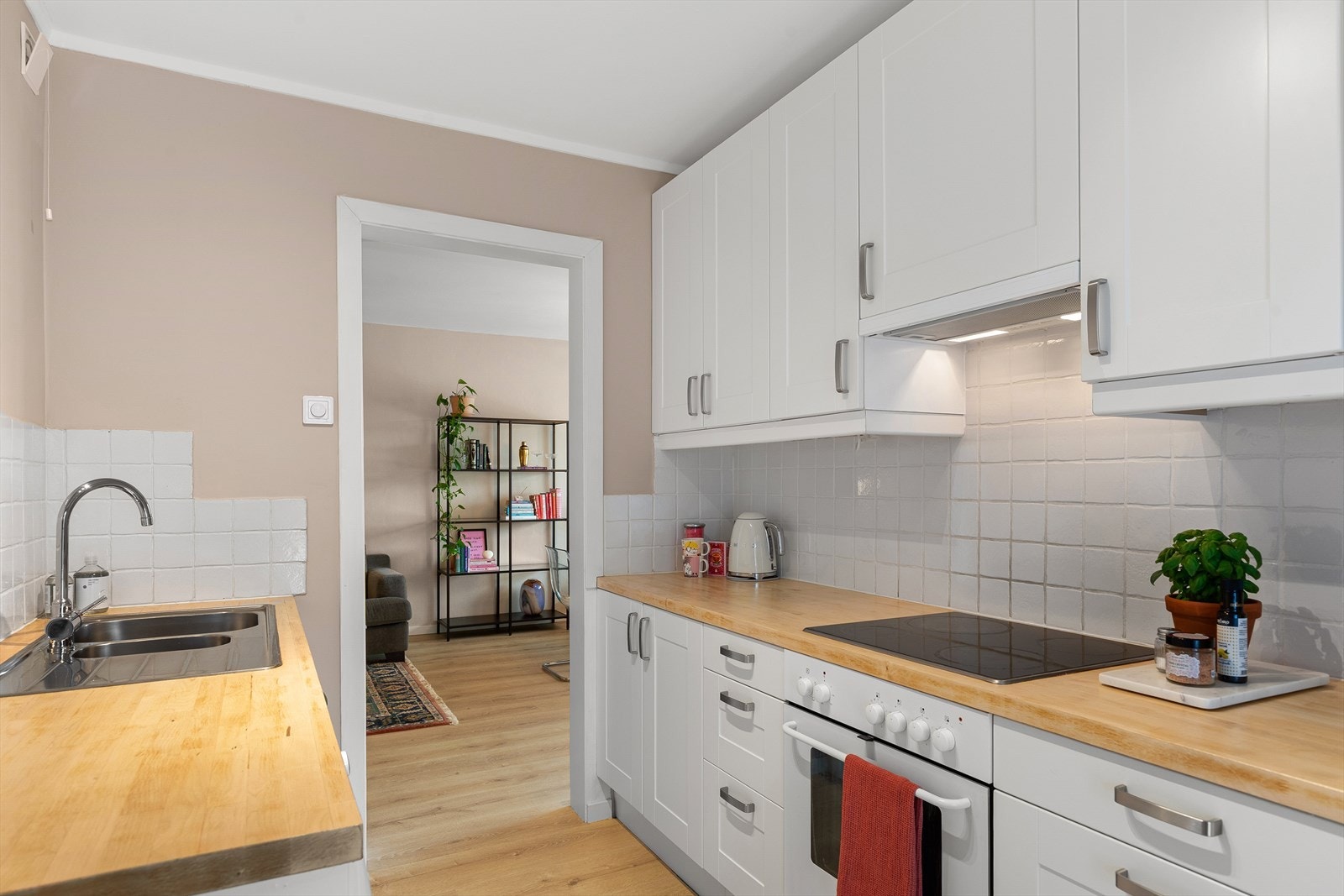 Pent kjøkken fra 2005 med innredning fra Ikea Galleribilde