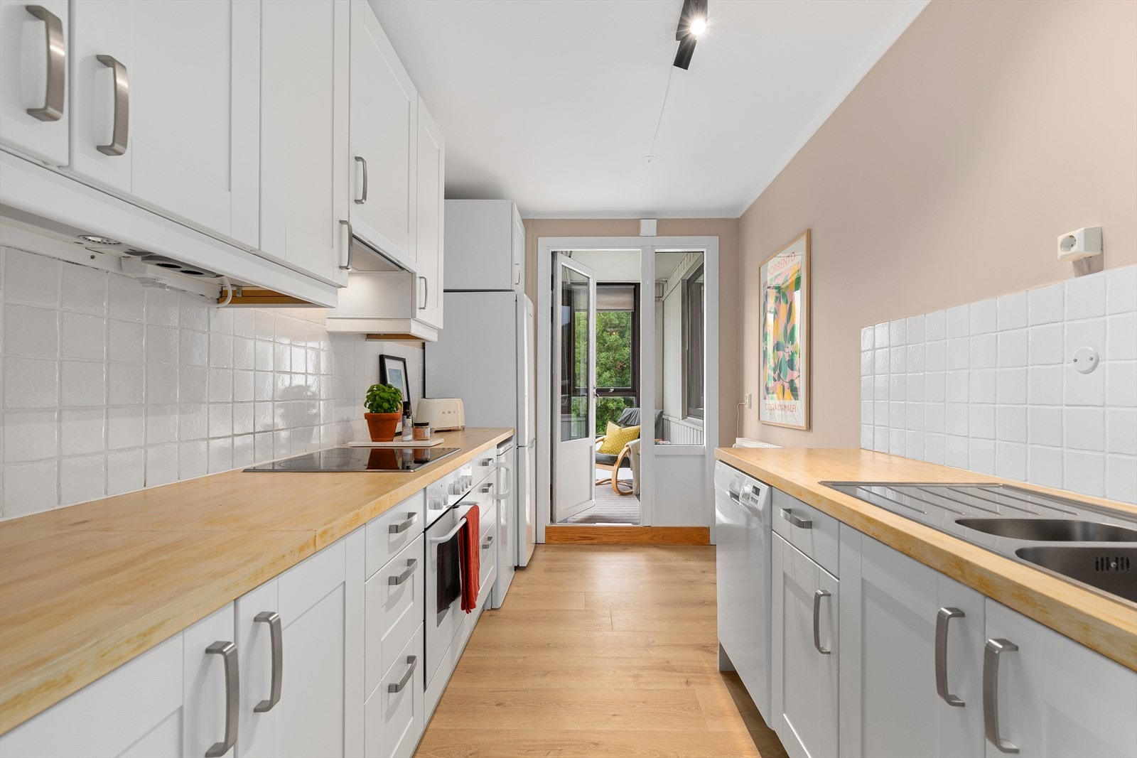 Kjøkkenet har godt med skuffer og skap til oppbevaring, samt godt med arbeidsplass på benkeplate Galleribilde