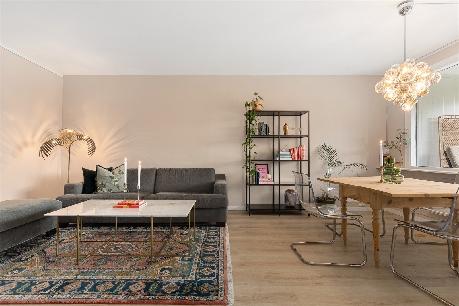 Stuen gir enkelt plass for sofagruppe med tilhørende tv-møblement Galleribilde