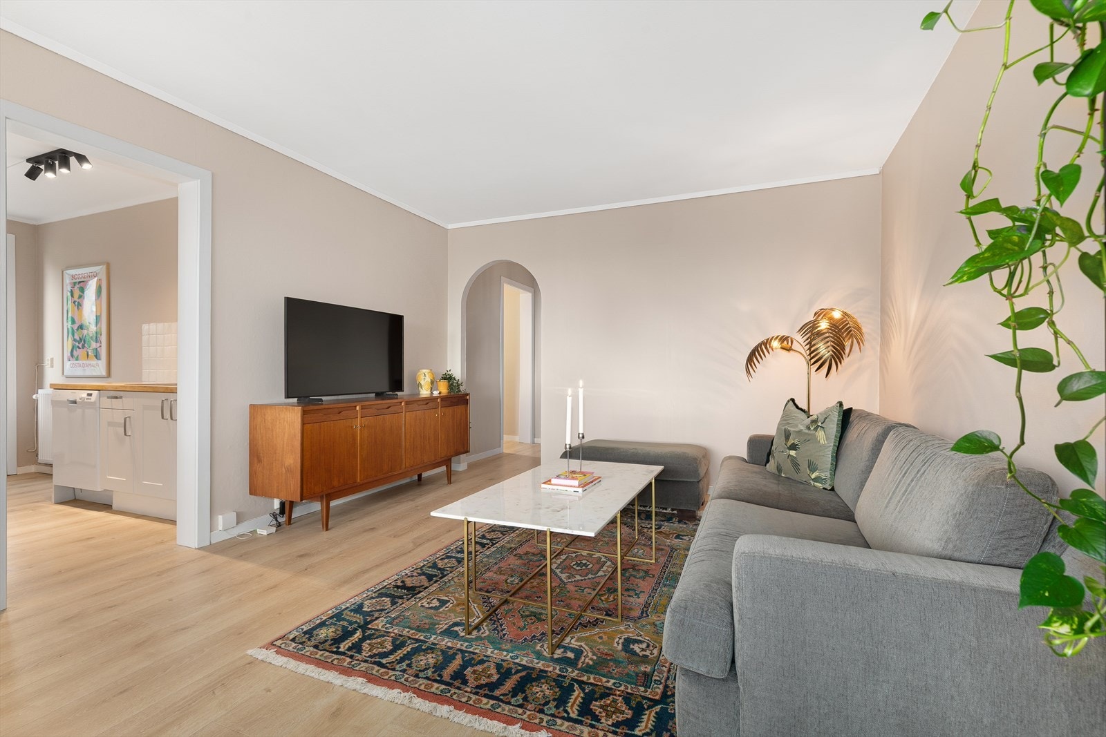 Åpen løsning mellom stue og kjøkken Galleribilde