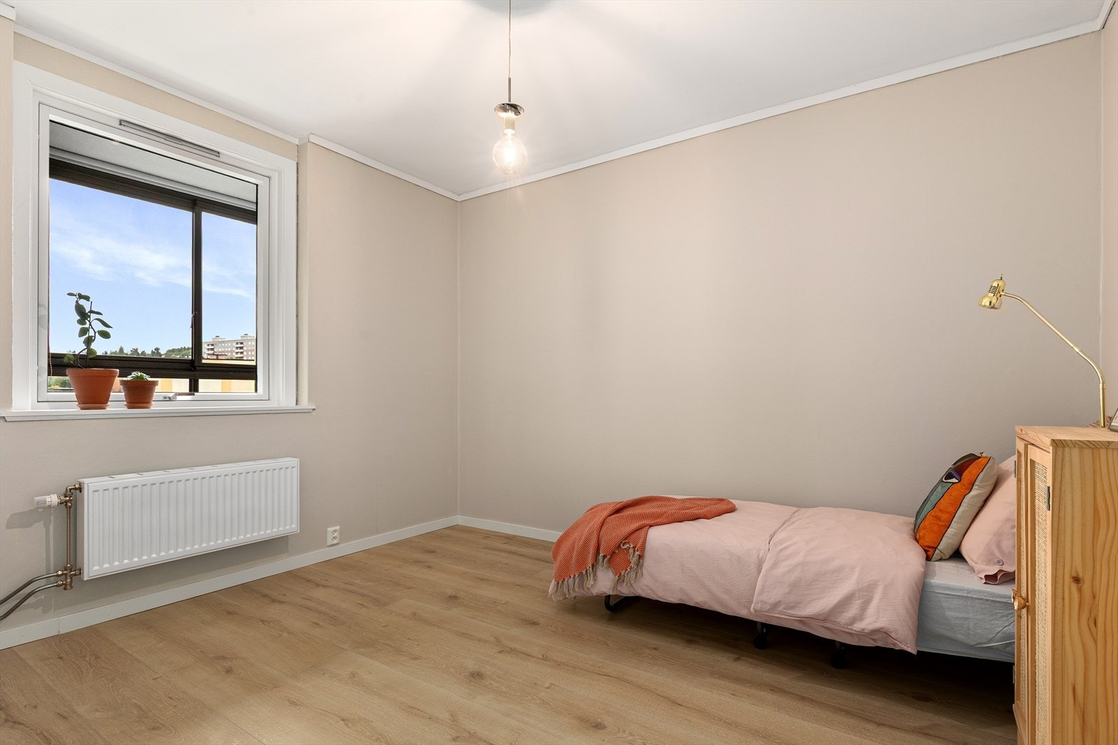 Begge soverommene er lyse og luftige med oppgraderte overflater Galleribilde