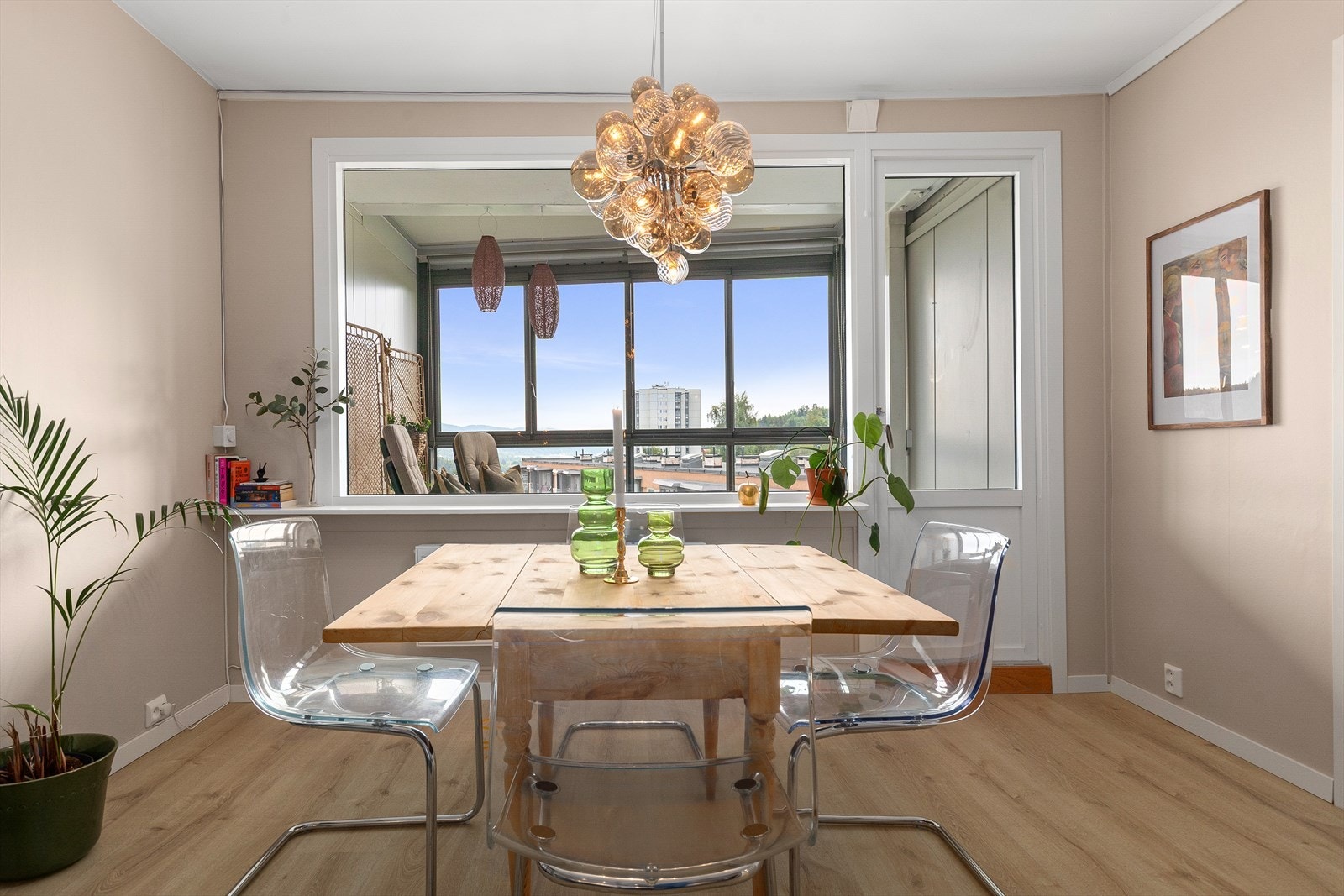 Videre er det naturlig plass for spisegruppe i stuen Galleribilde