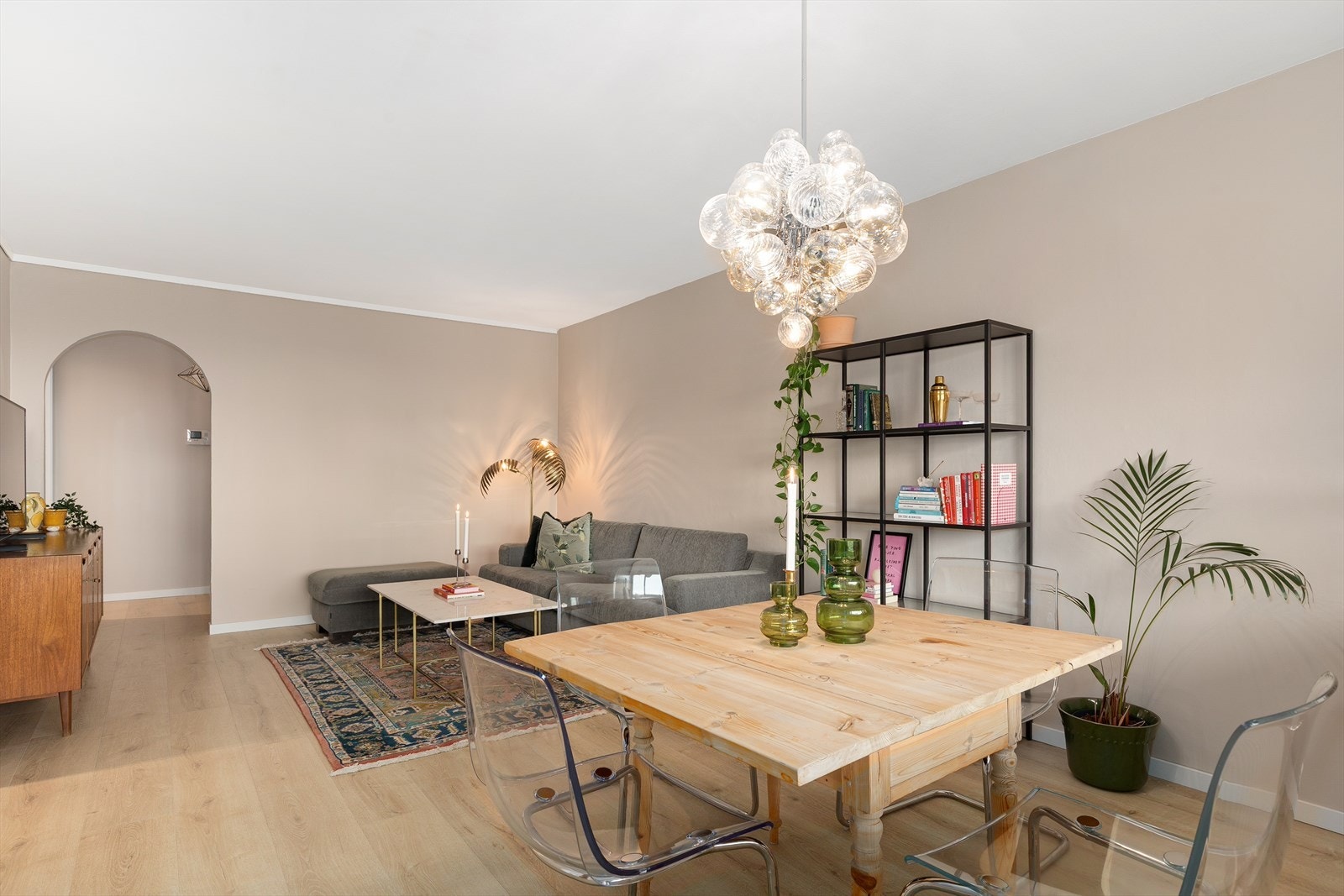 Stuen er oppgradert med 1-stavs laminat på gulv og malte vegger i lune fargetoner Galleribilde