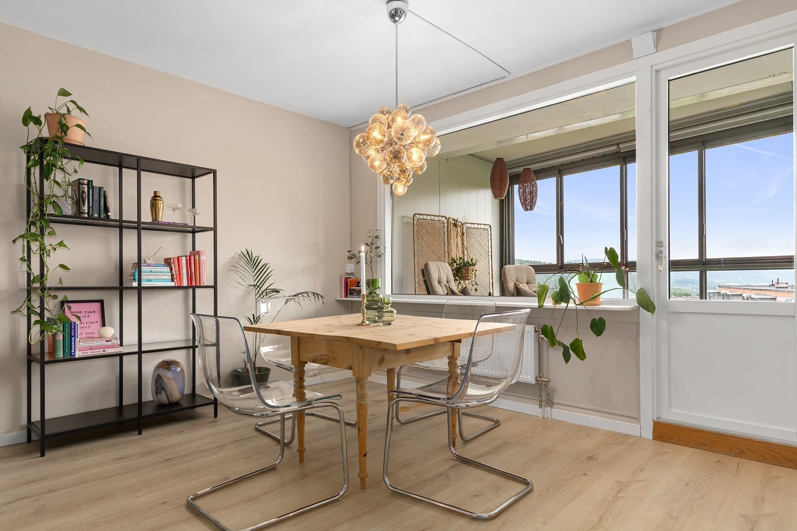 De store vindusflatene bidrar til godt med naturlig lys Galleribilde