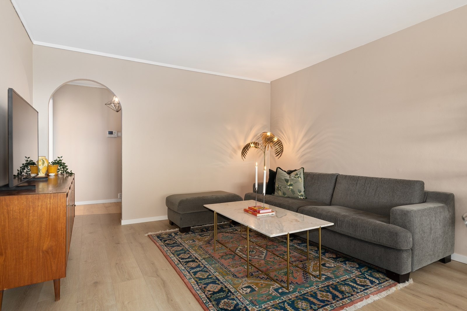 Praktisk entré med plass til skap eller kommode for oppbevaring Galleribilde