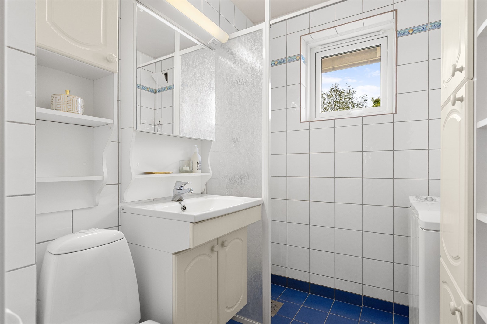 Det er opplegg for vaskemaskin på badet Galleribilde
