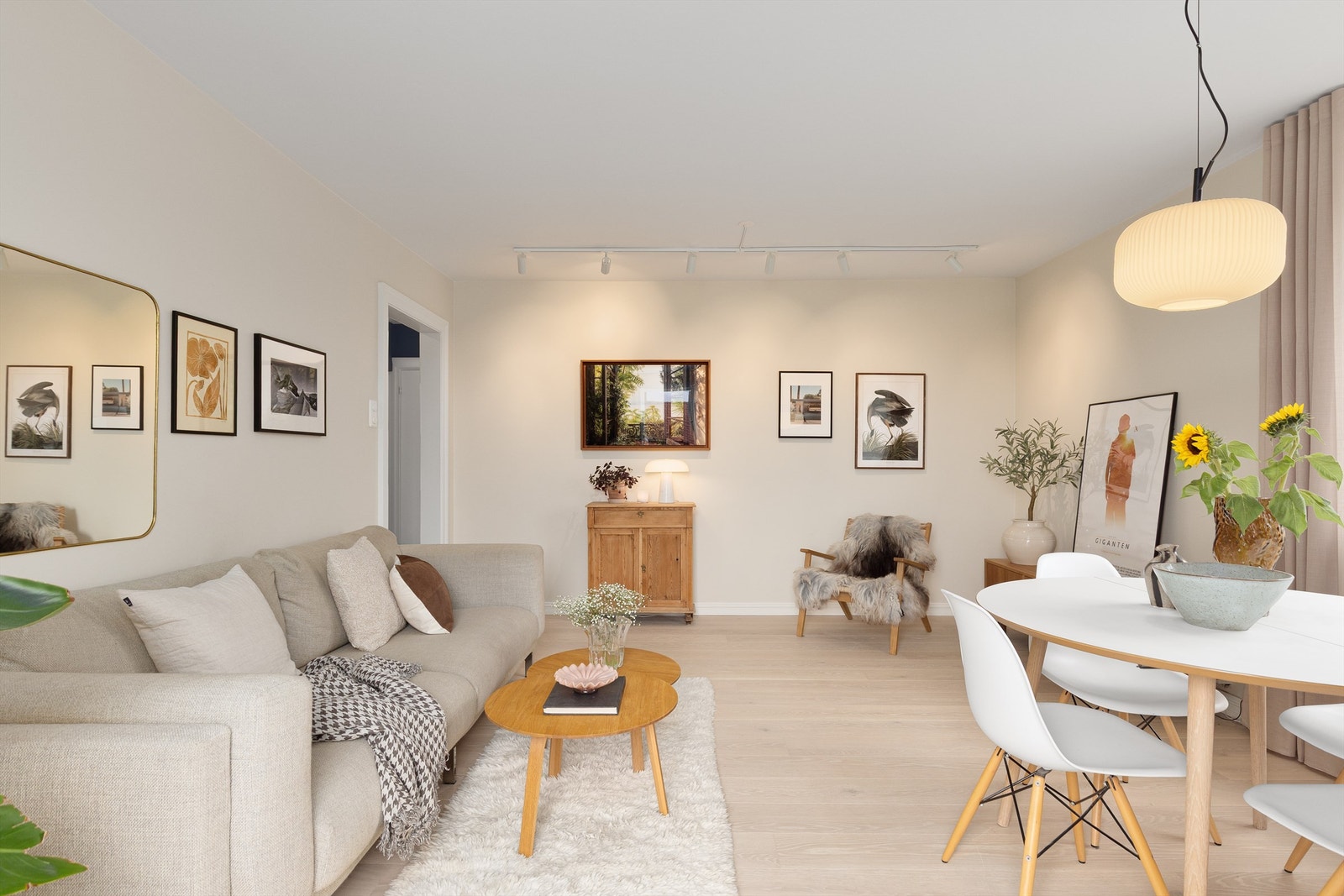 Stuen er enkel å møblere, med plass til sofagruppe og spisebord Galleribilde