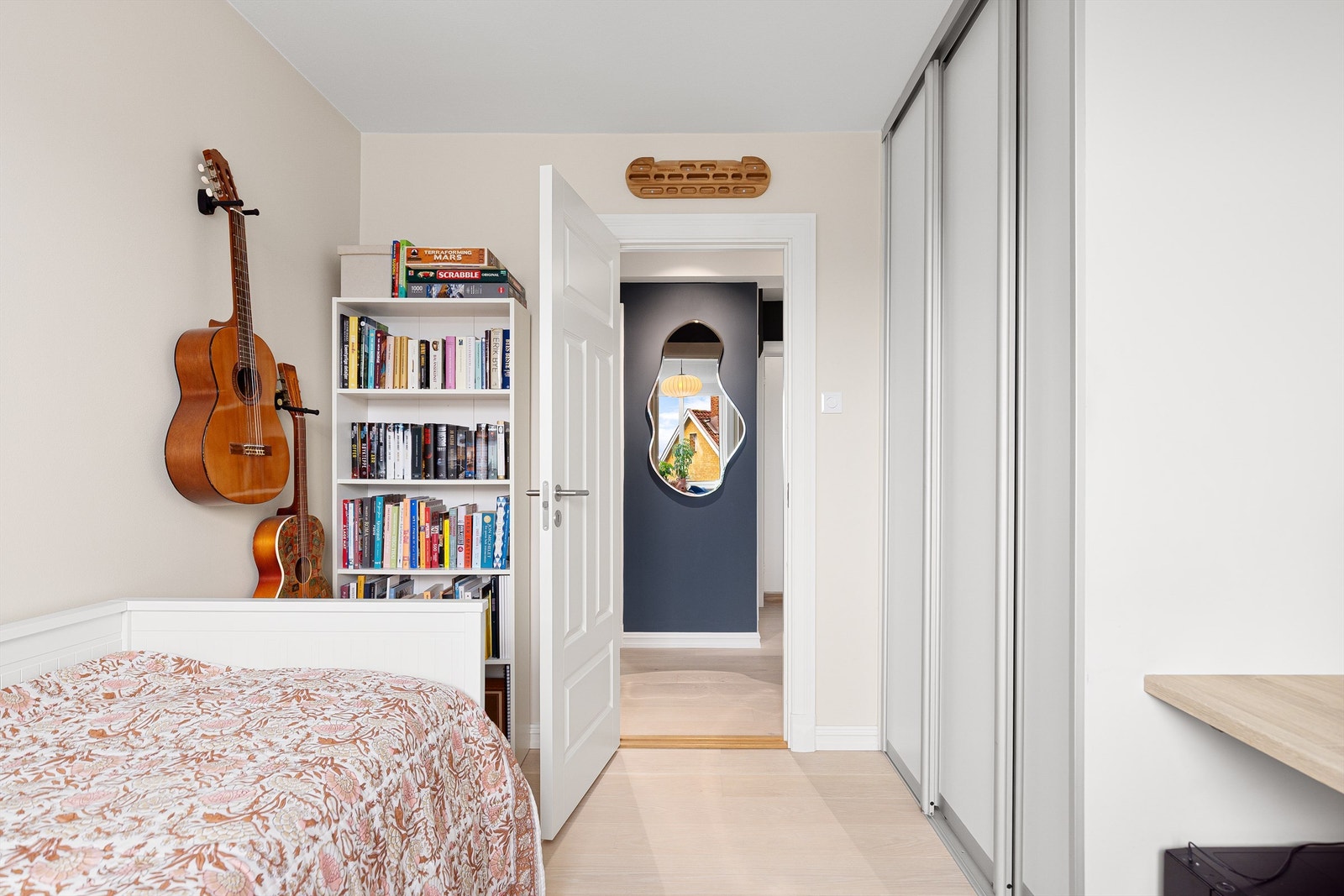 Stor skyvedørsgarderobe på soverom 2 Galleribilde