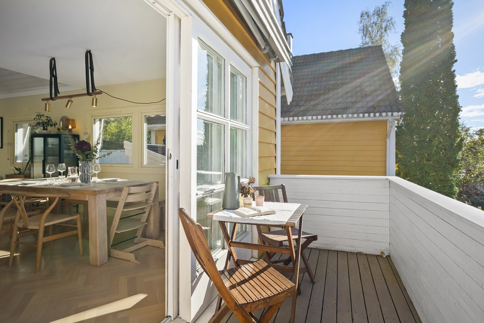 Fra stuen kommer du ut til en sydvest-vendt balkong på ca. 5 kvm. Galleribilde