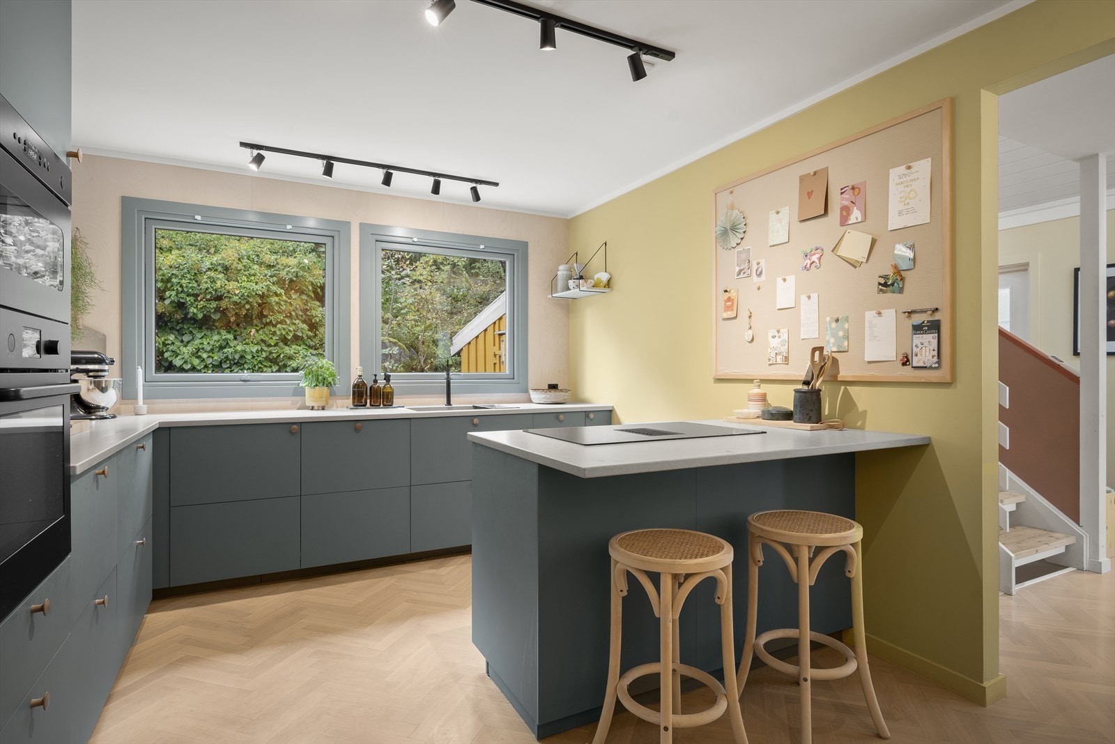 Hjemmets sosiale plan ligger i 2.etasje. Denne etasjen inkluderer blant annet stue, kjøkken, balkong og en koselig terrasse med direkte adkomst til skogen. Galleribilde