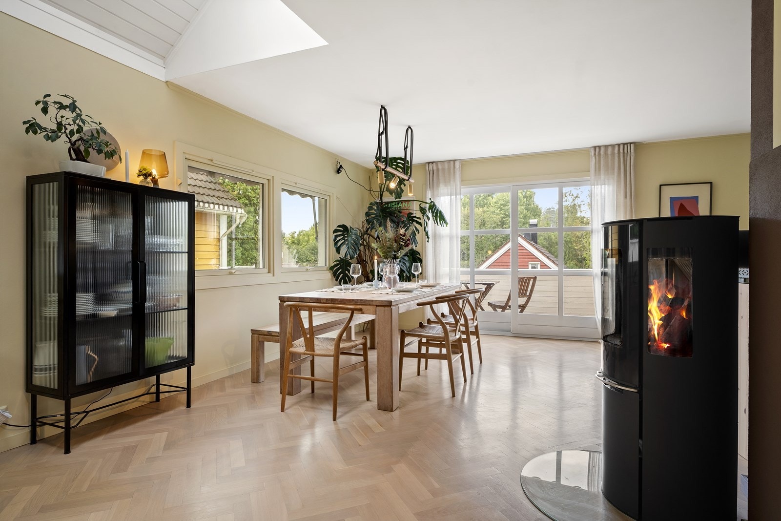 Fiskebens parkett på gulv er med på å gjøre rommet mer spennende. Galleribilde