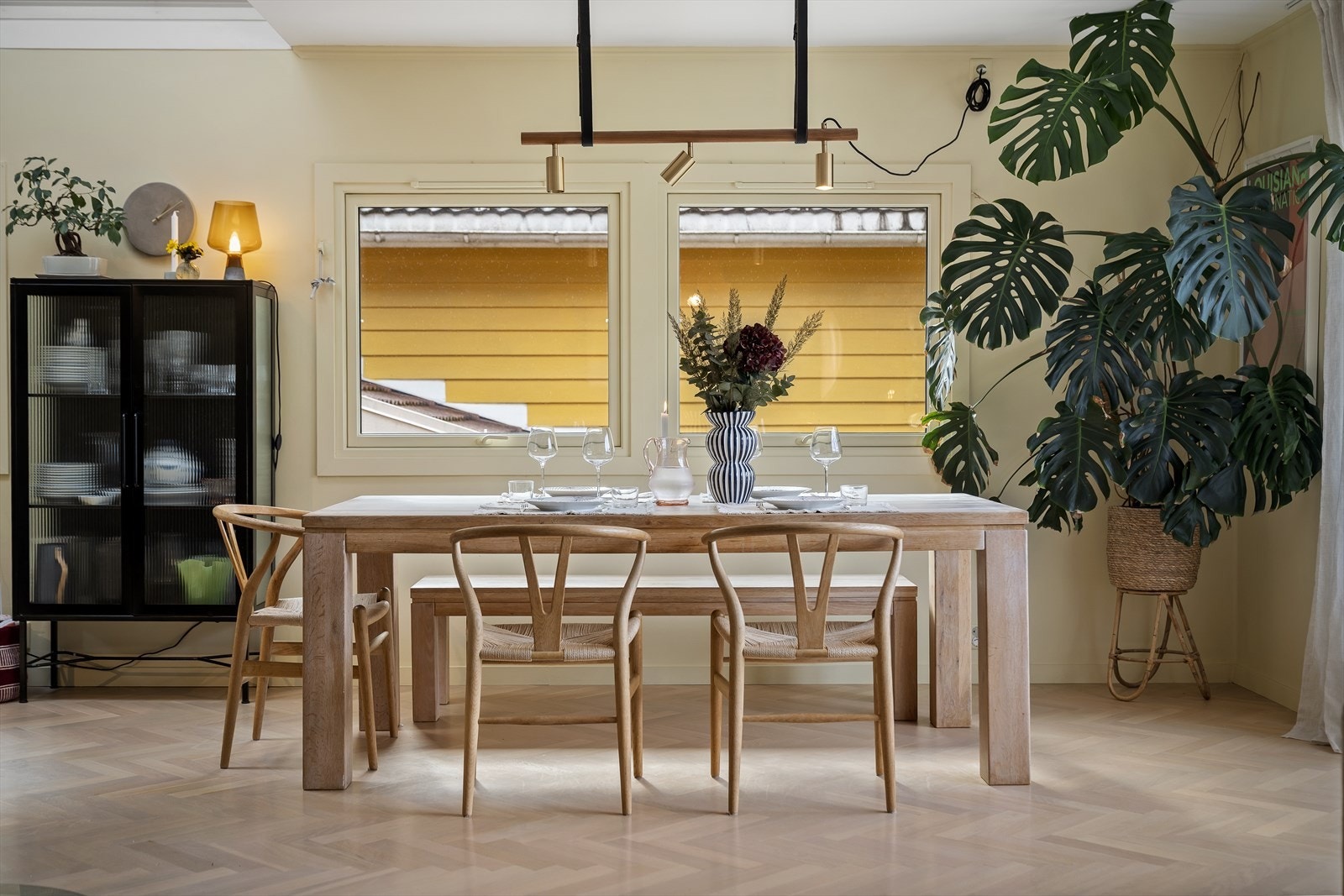 Spisestuen ligger godt til rette mellom kjøkkenet og stuen. Her er det god plass til å samle familie og venner på sosiale sammenkomster. Galleribilde