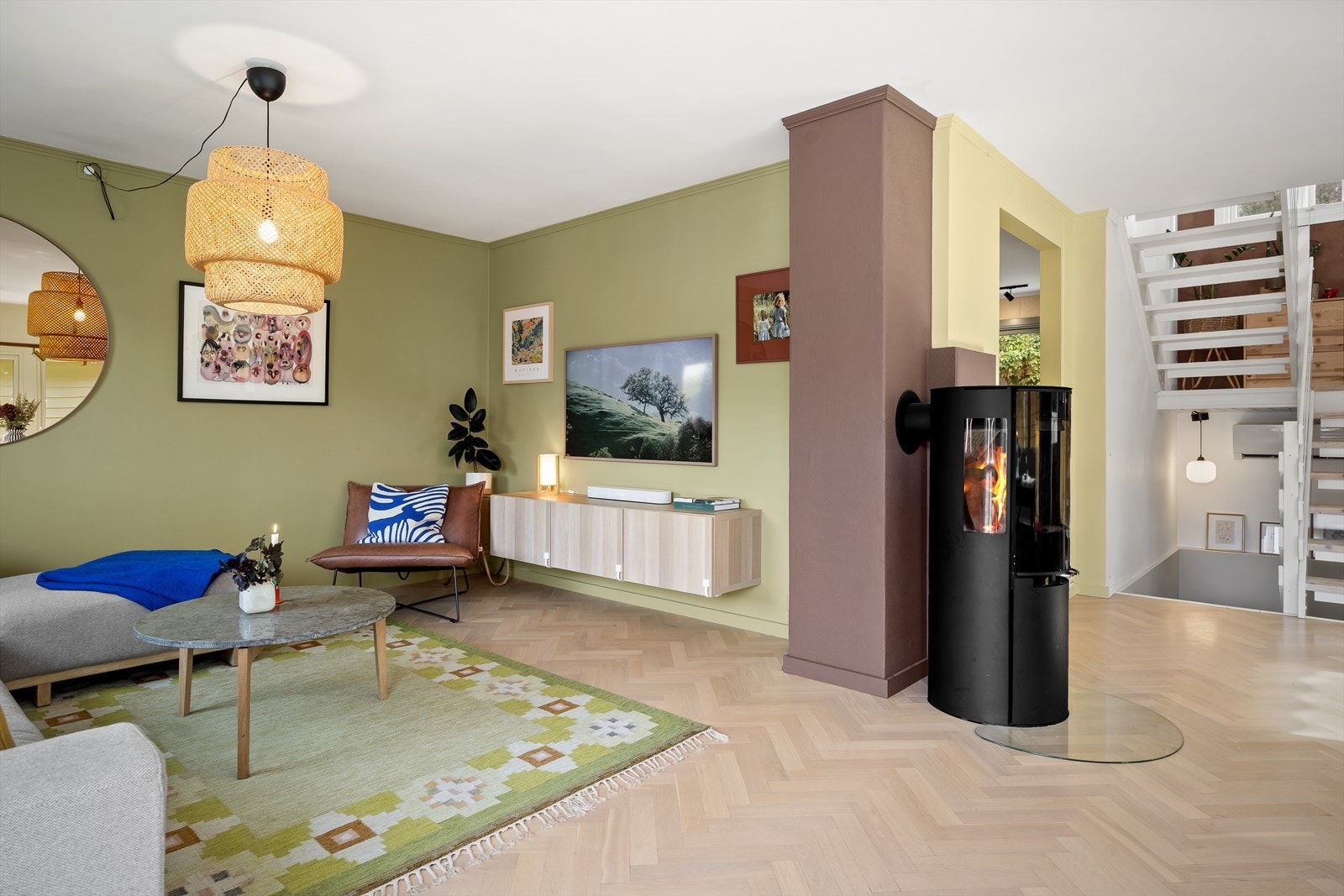 Her er det god plass til sittegruppe med tilhørende møblement. I stuen er det også en vedovn som varmer godt opp på kalde høstkvelder. Galleribilde