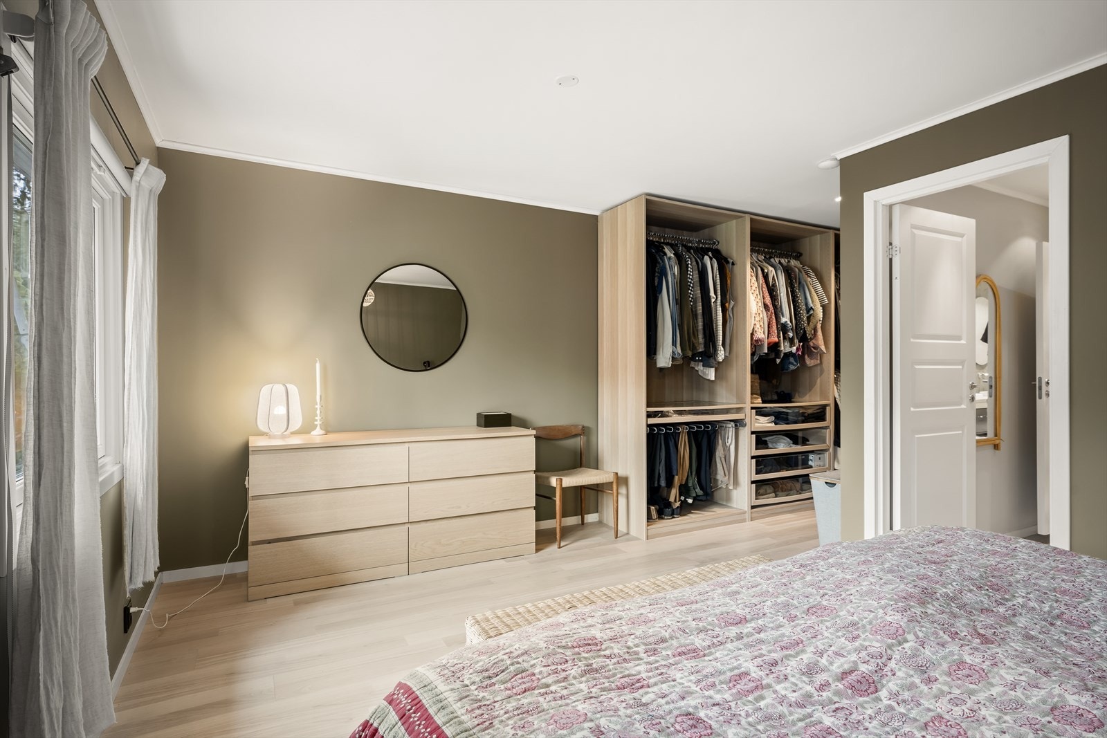 Boligens to soverom legger godt til rette for familien. Hovedsoverommet har tidligere bestått av to mindre soverom, men er i dag gjort om til ett stort soverom med walk-in garderobe. Galleribilde