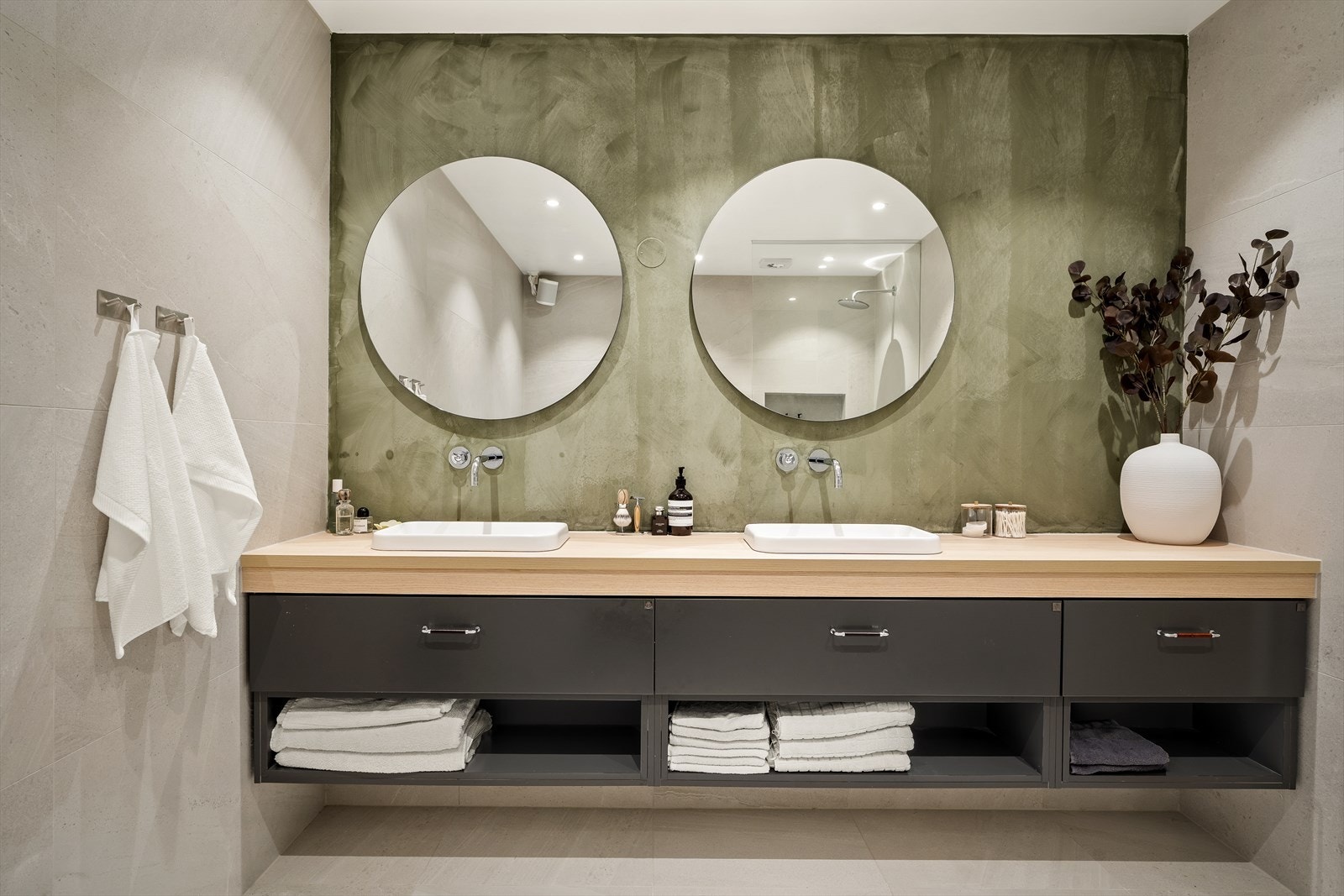 Baderomsinnredning består av benkeplate med nedfelt dobbel servant, slette og mørke fronter, samt to overhengende speil. Galleribilde