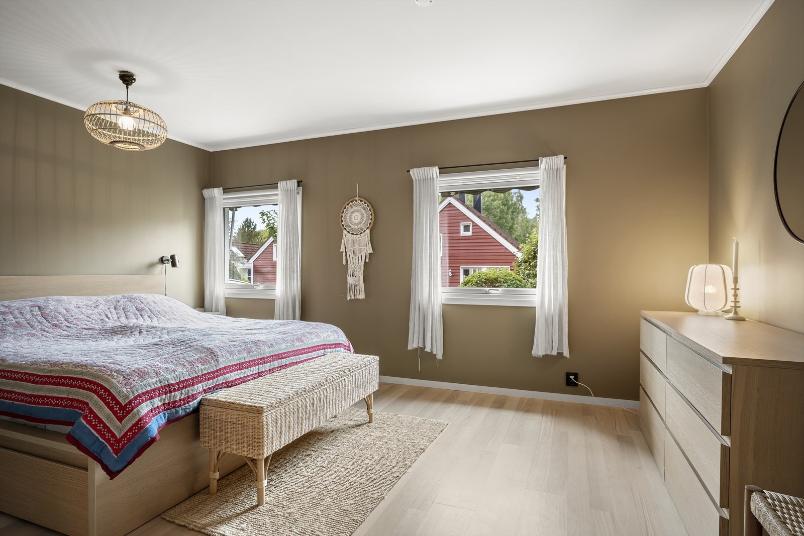 Soverommene er praktisk innredet til sitt formål, og er malt i stilrene fargetoner med et behagelig lysinnslipp fra vinduene. Galleribilde