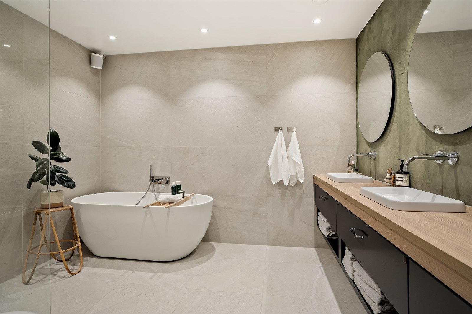 Moderne og tidsriktig bad med flislagte overflater på både gulv og 3 vegger. Vegg bak baderomsmøbler er malt. Galleribilde