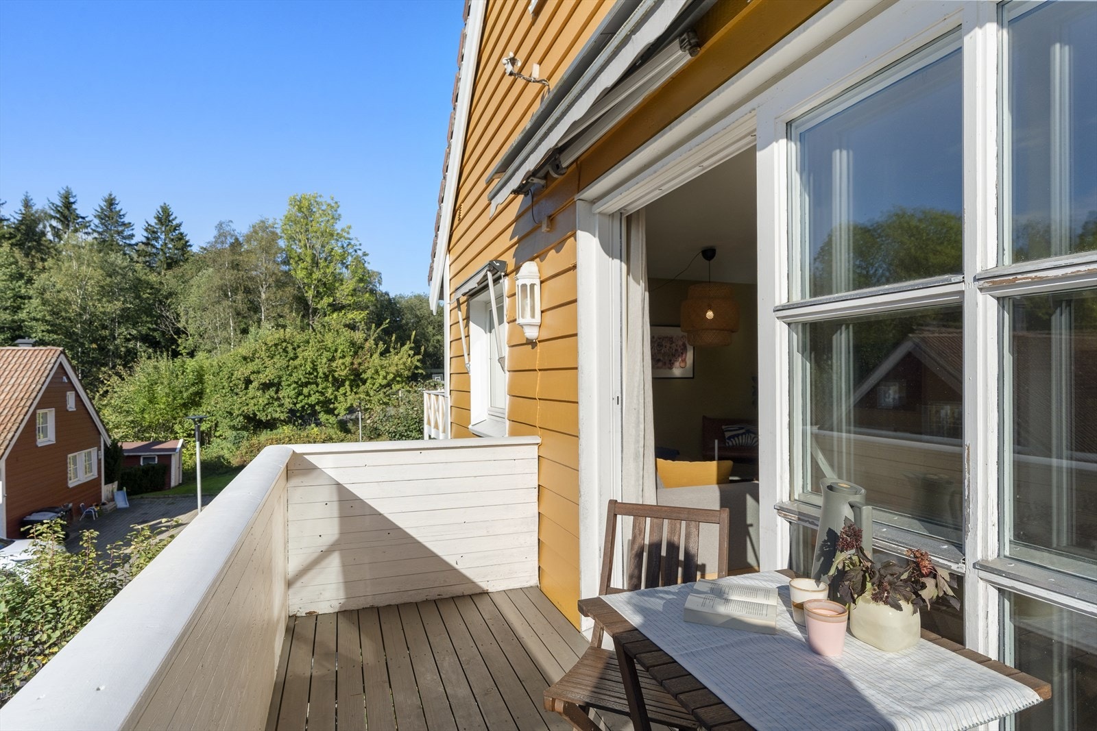 Markise over sørger for skygge på de mest solfylte dagene. Galleribilde