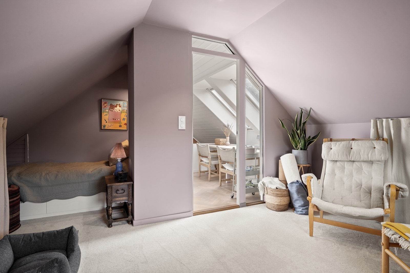 Rommet er malt i en lys, delikat lilla farge og har teppe på gulvet. Galleribilde