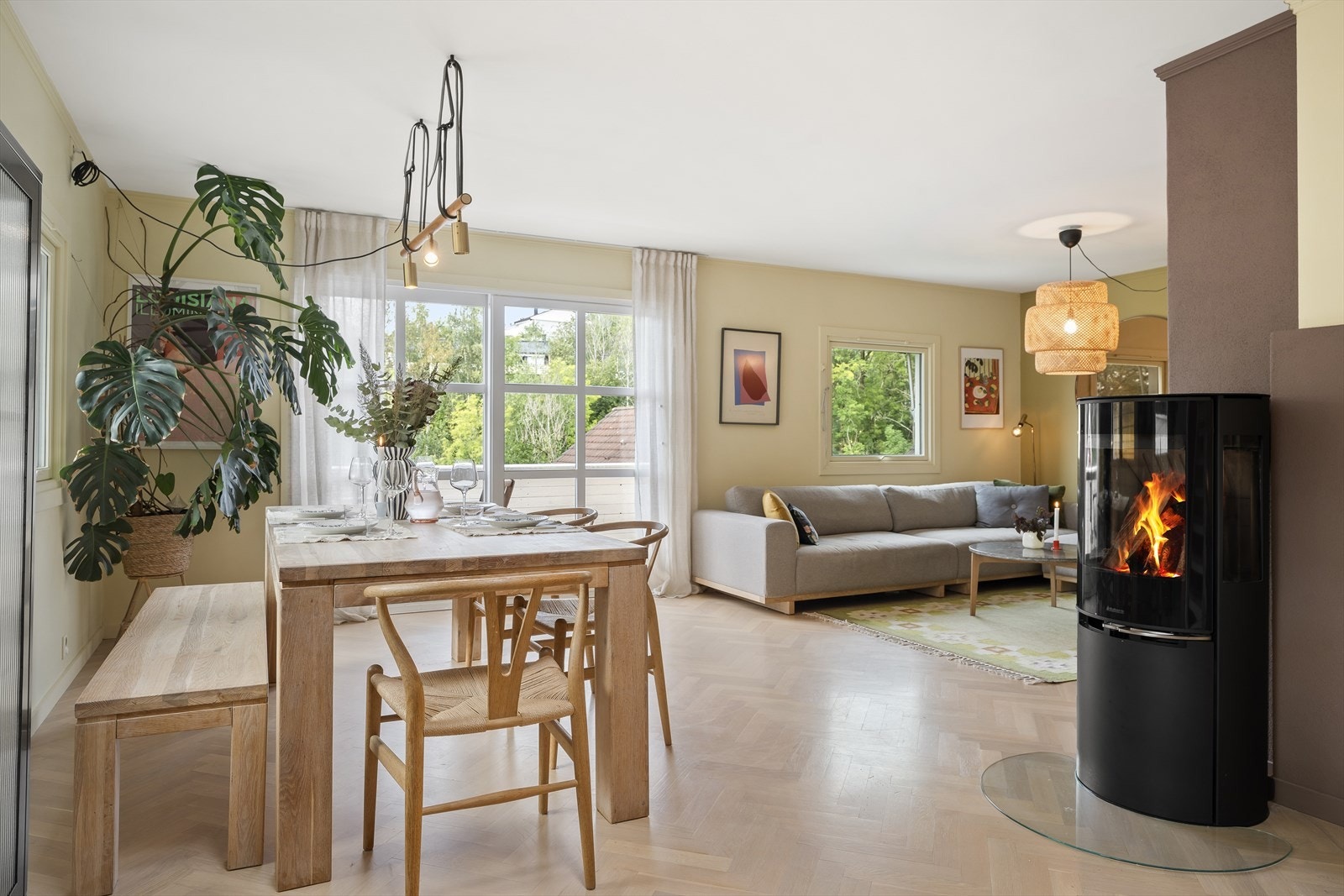 Velkommen til en sjarmerende og moderne enebolig med innvendig god standard og flotte uteplasser. Galleribilde