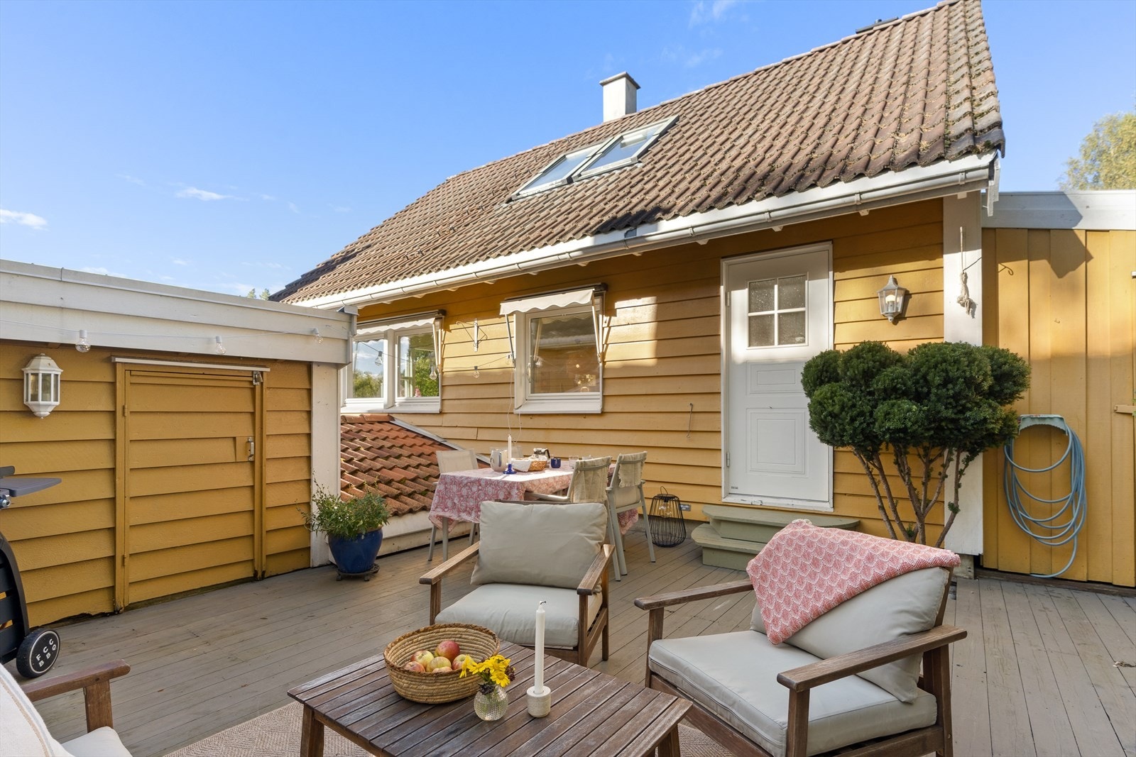På den usjenerte terrassen har du godt med møbleringsmuligheter, både til spisegruppe og sittegruppe. Galleribilde
