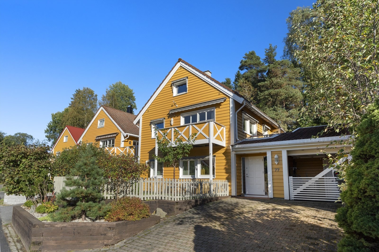 Dette er et fint sted å bo for deg som ønsker en mer tilbaketrukket og barnevennlig tilværelse, samtidig som at du godt kan arbeide i Oslo. Det er gode pendlermuligheter både med bil, buss og tog som går kun 8 minutters gange fra boligen. Galleribilde