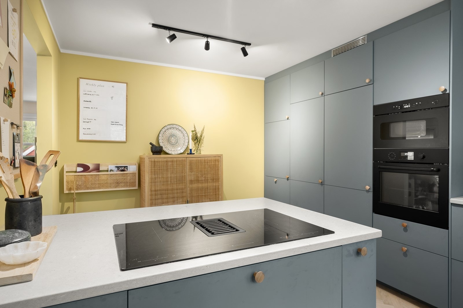 Kjøkkenet er utstyrt med integrerte hvitevarer som stekeovn, micro, platetopp, oppvaskmaskin, kjøleskap og fryseskap. Galleribilde