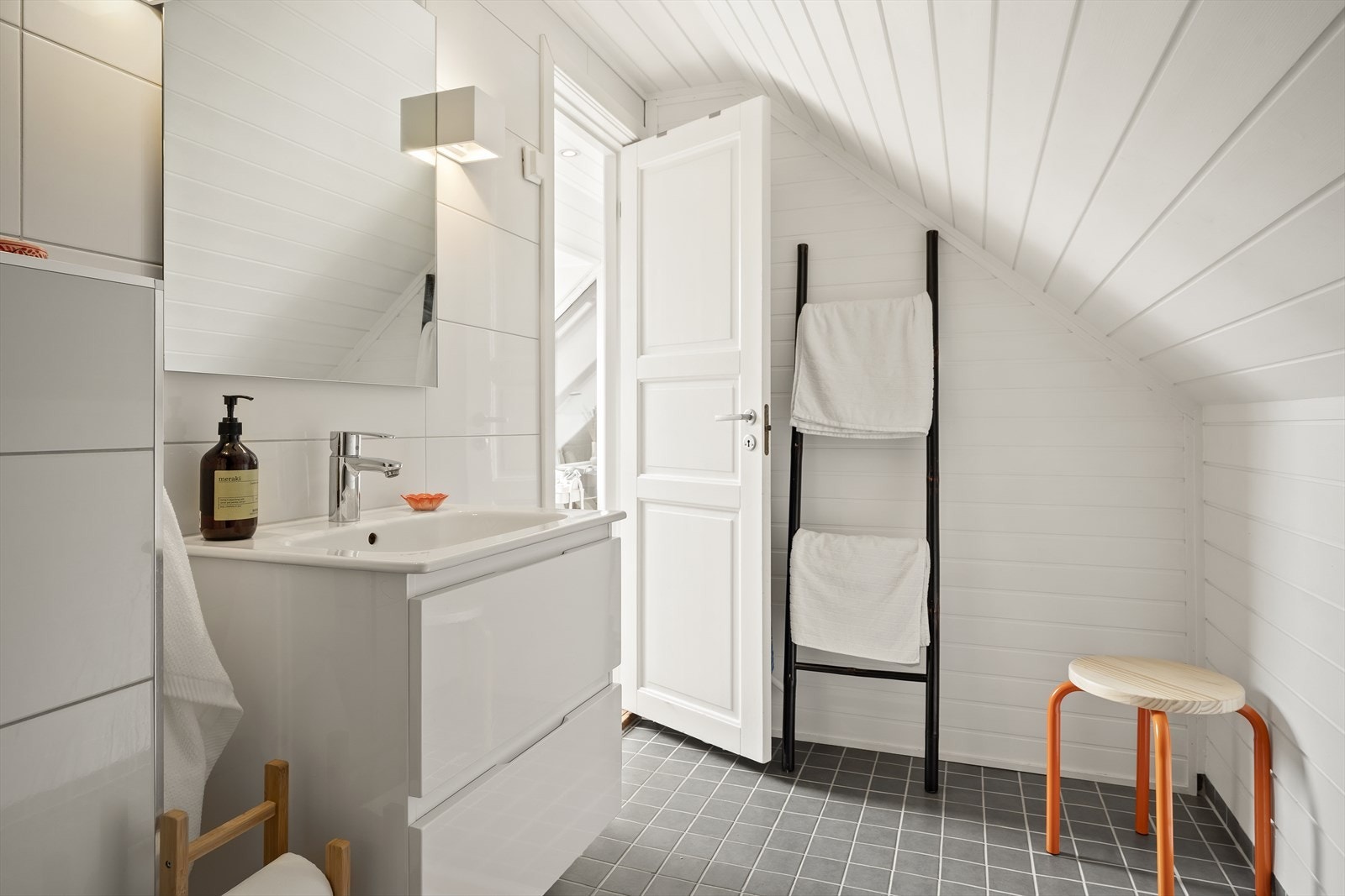 Dusjsonen er plassert i hjørnet og er utstyrt med fastfelt av glass og dusjarmatur med dusjsett. Videre er det installert vegghengt toalett. Galleribilde