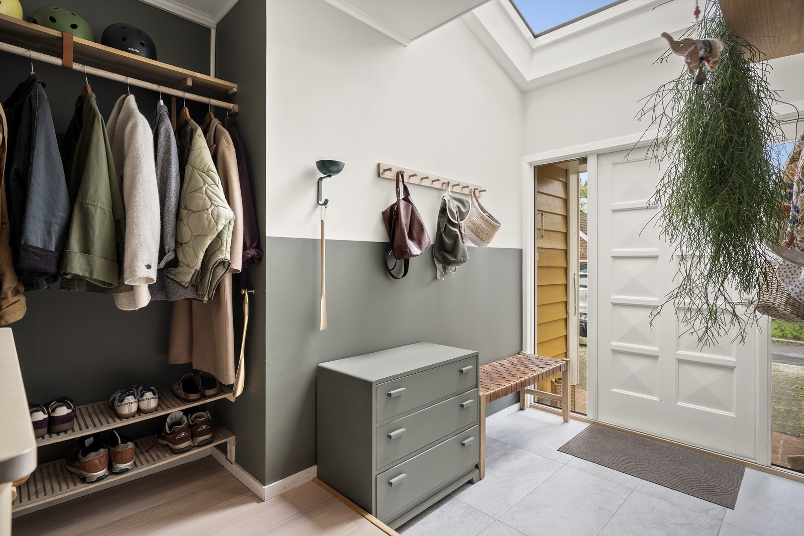 Velkommen inn til en trivelig entré med takvindu som gjør det til en lys og luftig atmosfære med en gang du kommer inn. Galleribilde