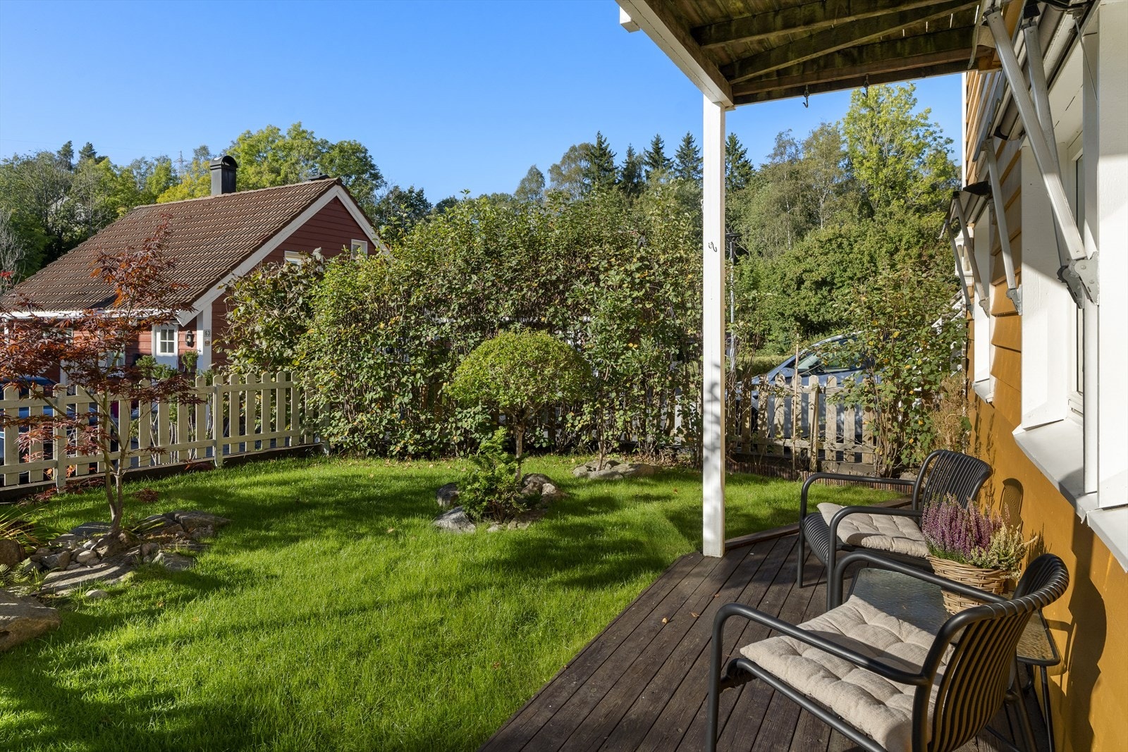 På fremsiden av huset har du en sørvestvendt balkong på ca. 5 kvm samt en pent opparbeidet hage med plass til en sittegruppe. Galleribilde