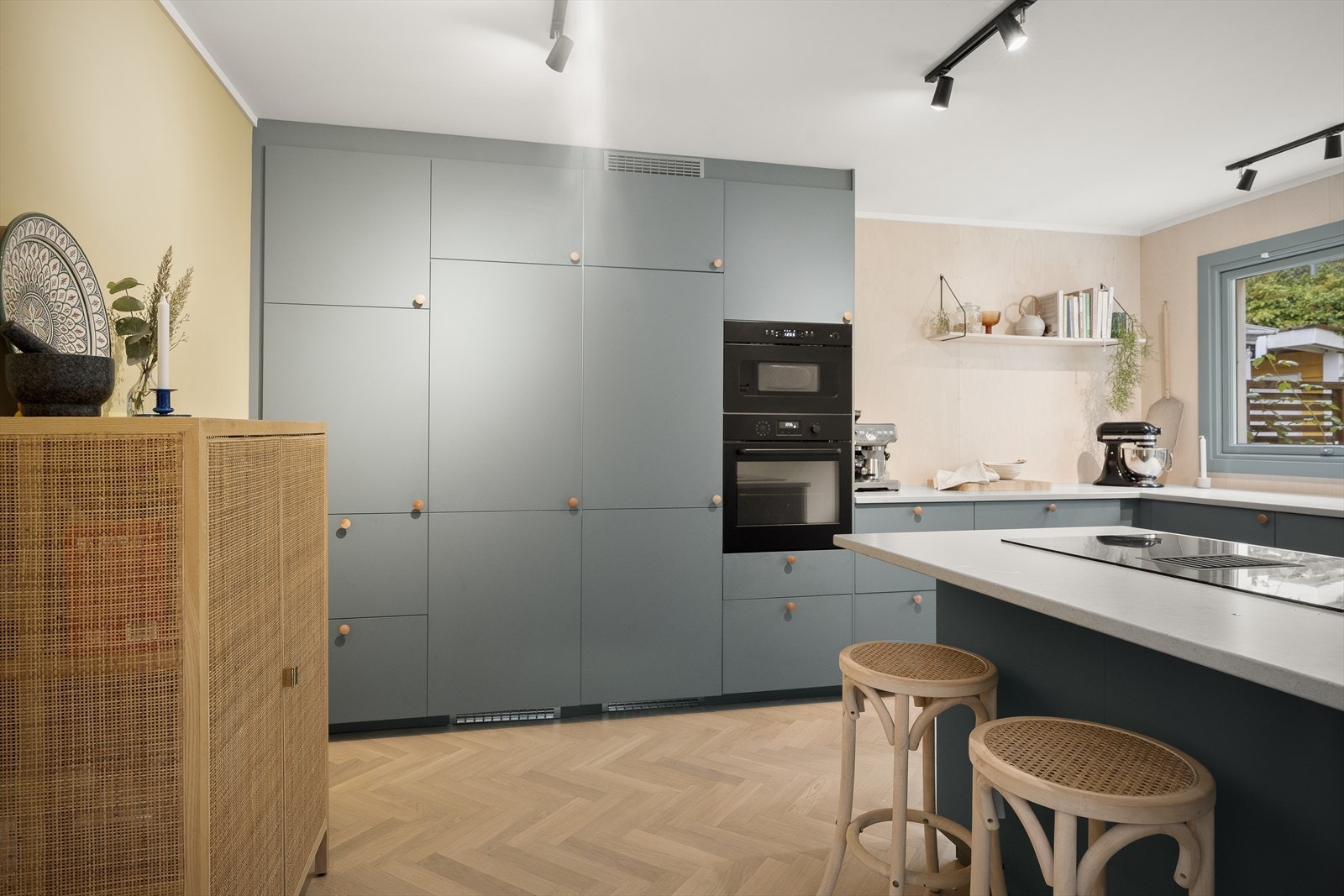 Ventilator integrert i platetopp med kullfilter. Et velholdt og praktisk kjøkken med god lagringsplass. Galleribilde