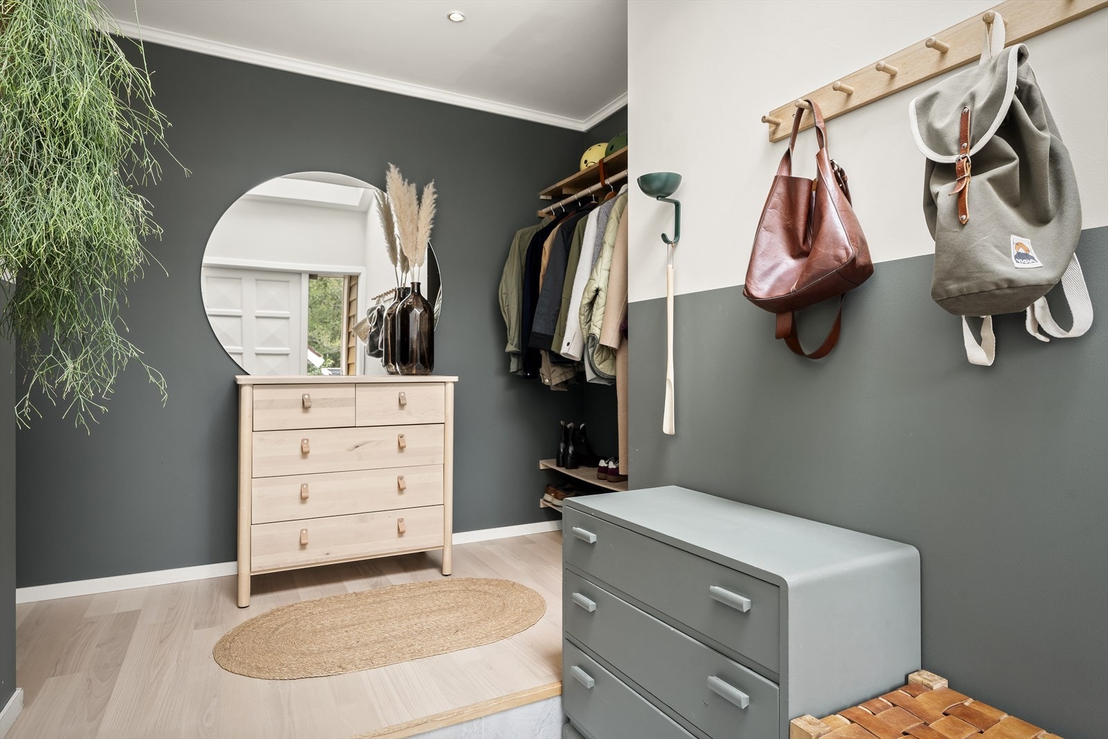 Her er det god plass til å henge fra seg jakker og sette fra seg sko i en garderobe-nisje man enkelt kan skjule med f.eks en skyvedør. Galleribilde