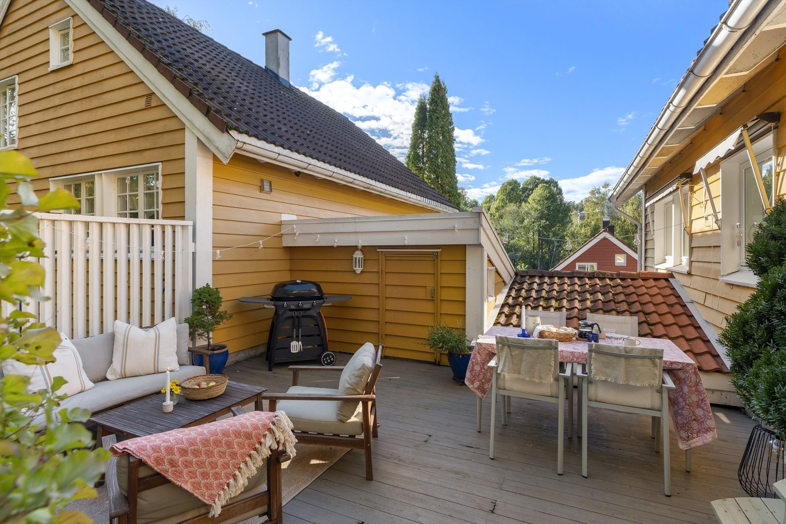 Tilbaketrukket og helt usjenert uteplass med gode muligheter for møblering, samt to gode boder for ekstra oppbevaring. Galleribilde