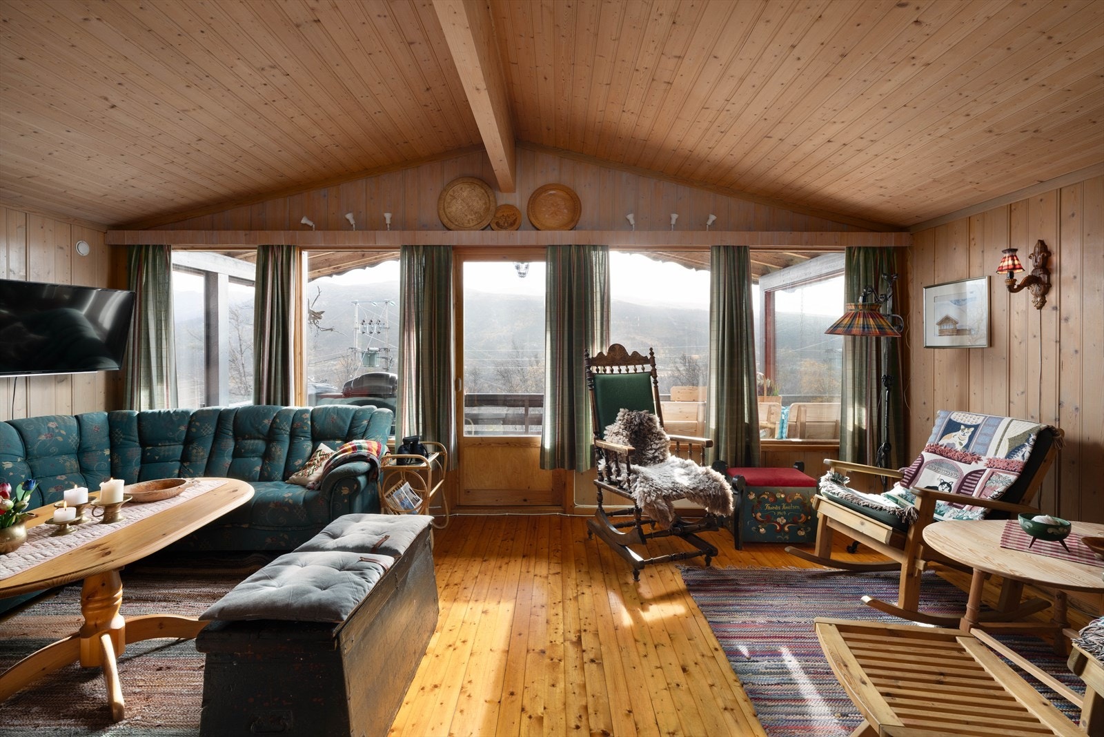 Stue/spisestue med utgang til overbygd terrasse Galleribilde