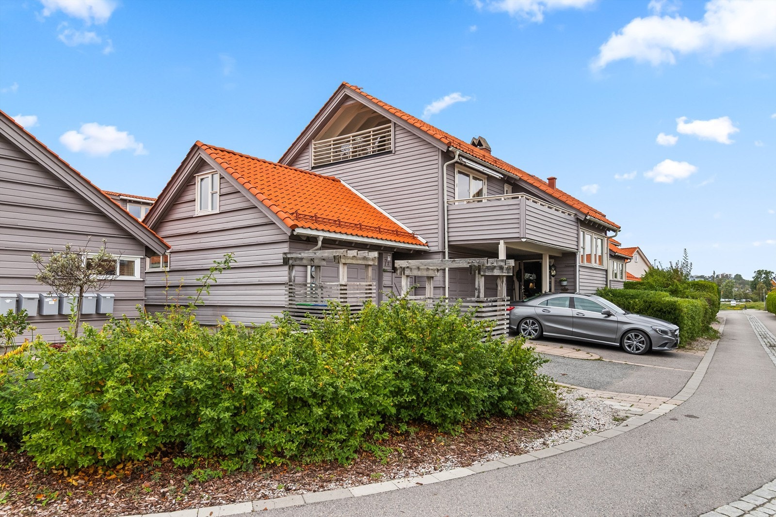 Gode parkerings muligheter med garasje samt gårdsplass som det kan parkeres to biler på Galleribilde