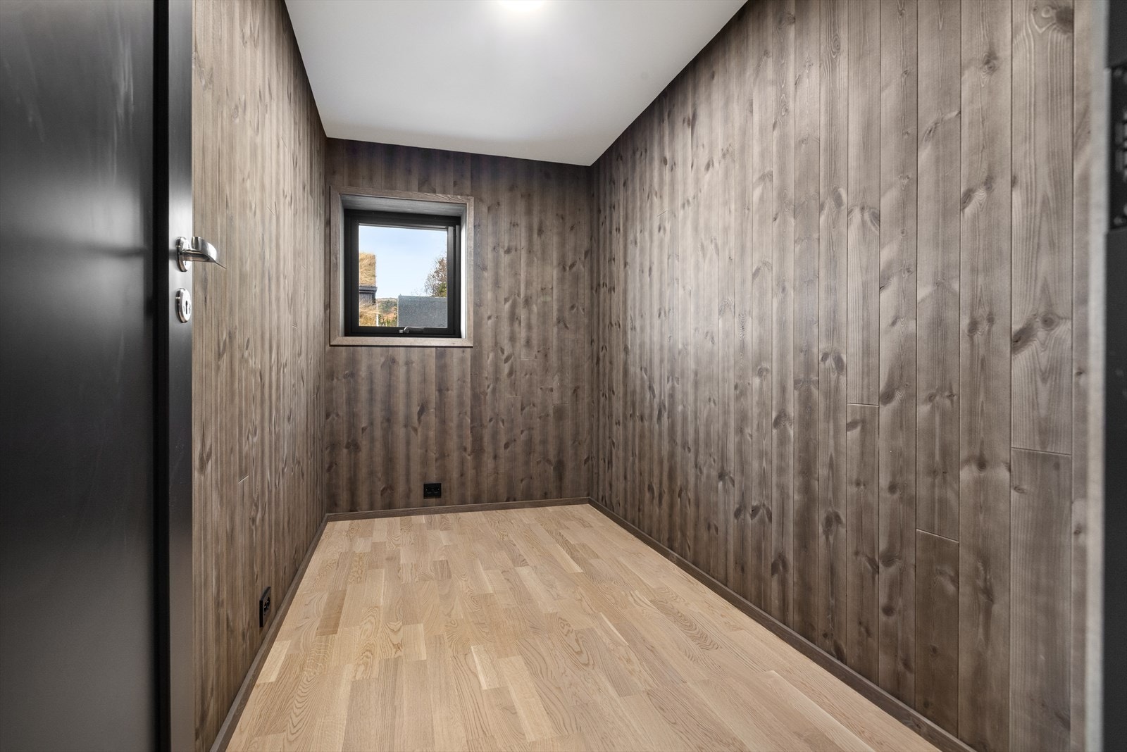 Tre soverom i 1. etasje på hhv. 9,3, 7 og 5,5 kvm. og ett soverom i 2. etasje på 4,9 kvm. Galleribilde