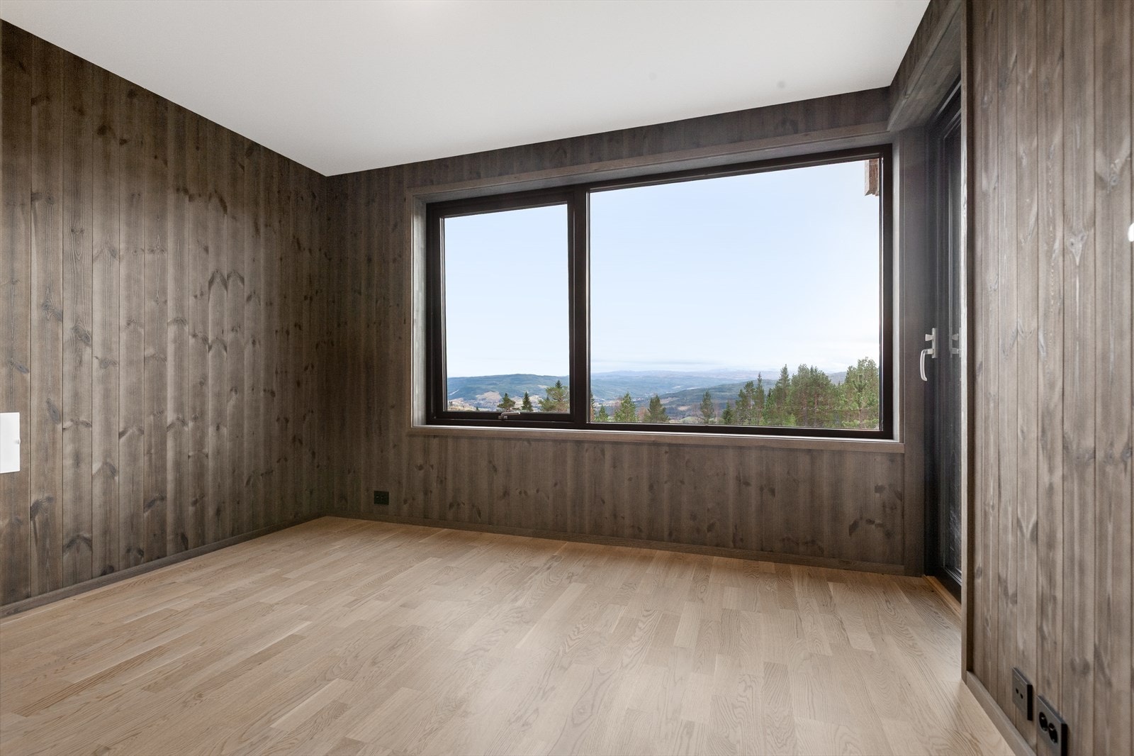 Hovedsoverommet har god plass til ønsket sengestørrelse samt tilhørende møblement, her med utgang til platting. Galleribilde