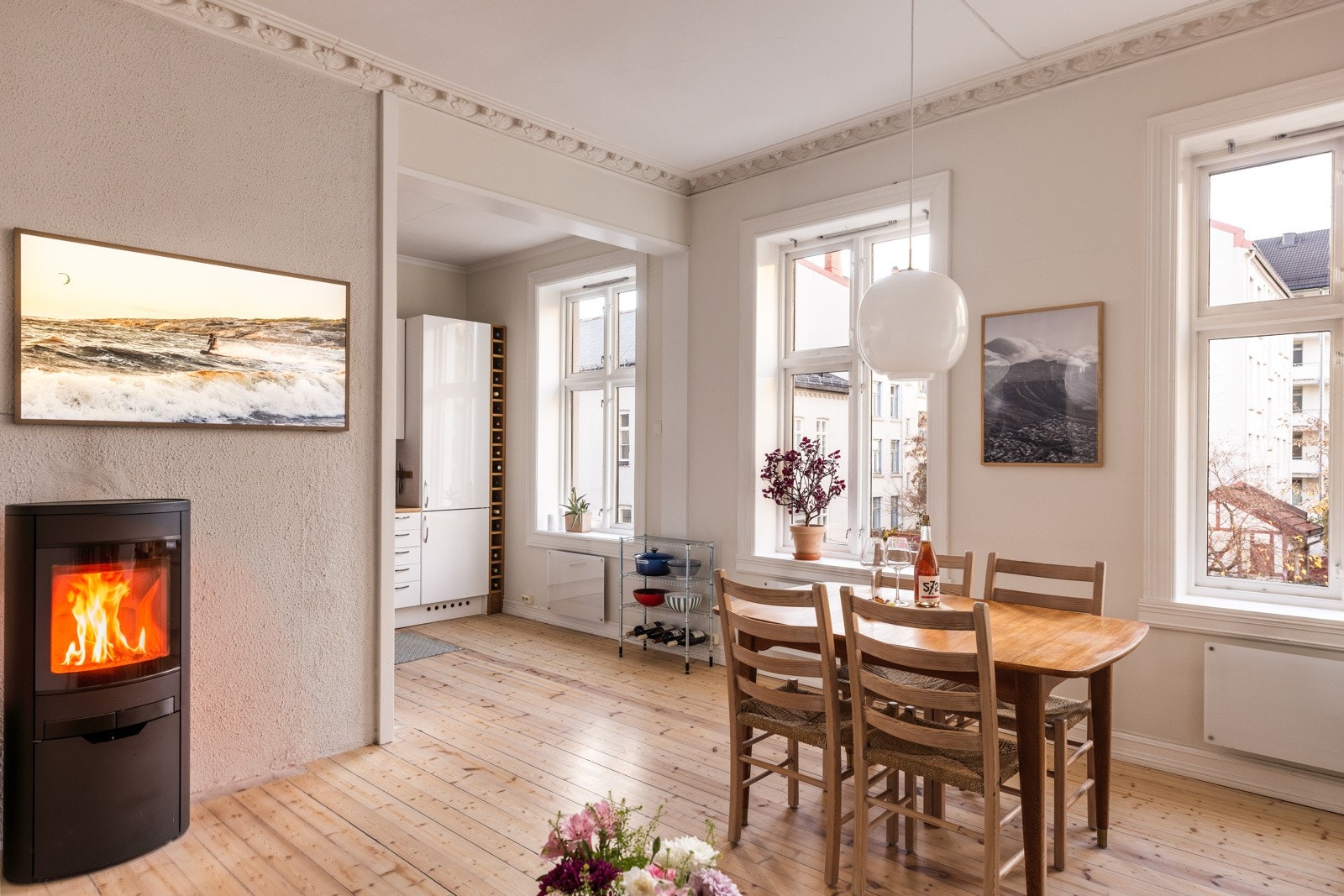 Sammen danner stuen og kjøkkenet et åpent, luftig og innbydende allrom med avdelte soner. Veggen mellom rommene er fjernet for å optimalisere lysinnslippet og planløsningen. Resultatet har gjort dette til hjertet i leiligheten, der lyset strømmer inn. Galleribilde