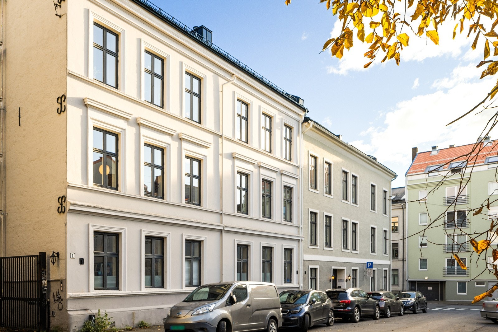 Leiligheten ligger i et rolig og meget attraktivt område på Torshov i Oslo, med et godt kollektivtilbud, unike kulturmuligheter og et rikt utvalg spisesteder like utenfor døren. Torshov har en urban sjarm, samtidig som det er både fredelig og sentralt. Galleribilde