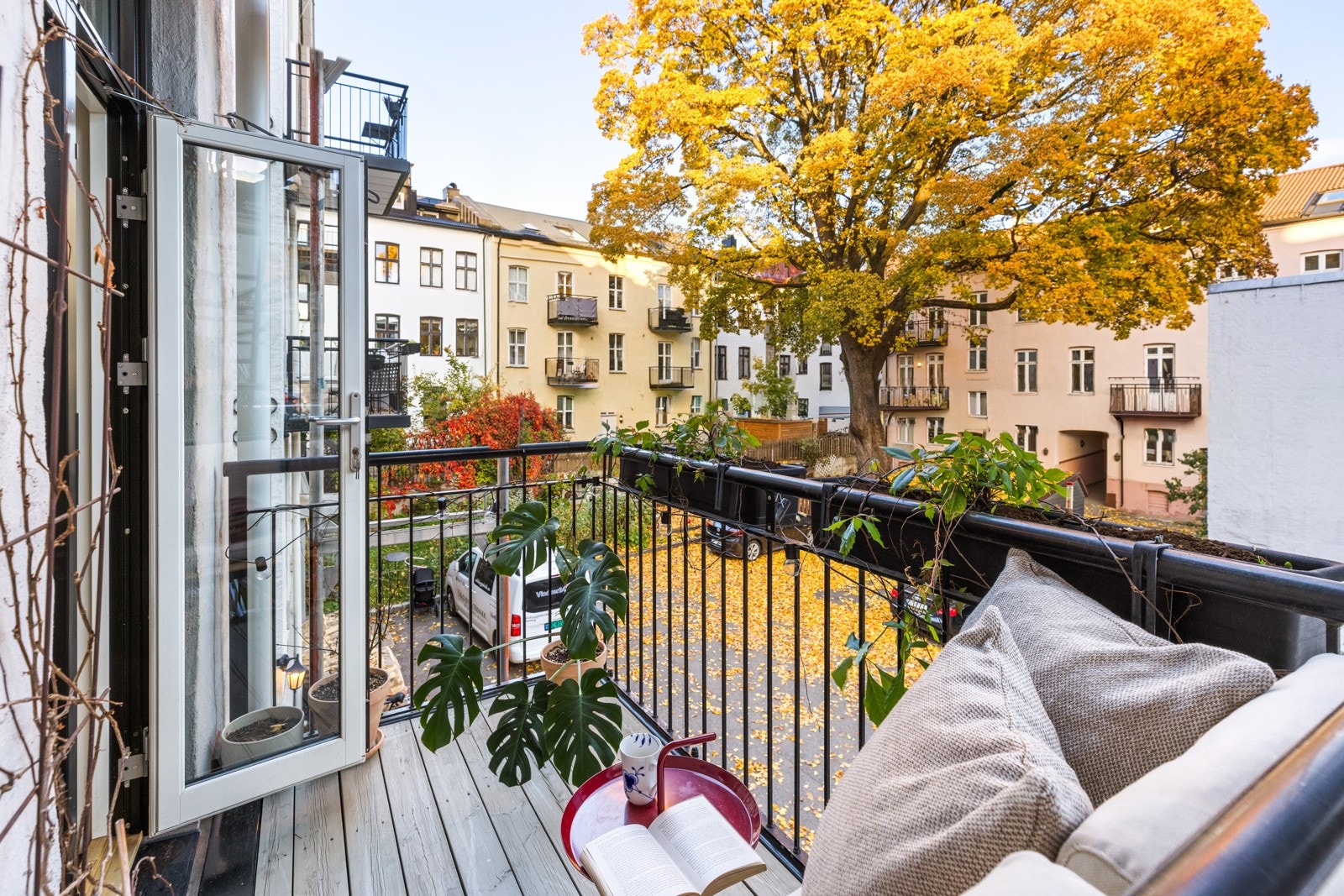 Vendt mot en rolig bakgård nytes dagen på en sydøstvendt balkong med morgensol. Utover dagen flytter solen seg til stuen, som sammen med kjøkkenet utgjør hjertet i leiligheten. Galleribilde