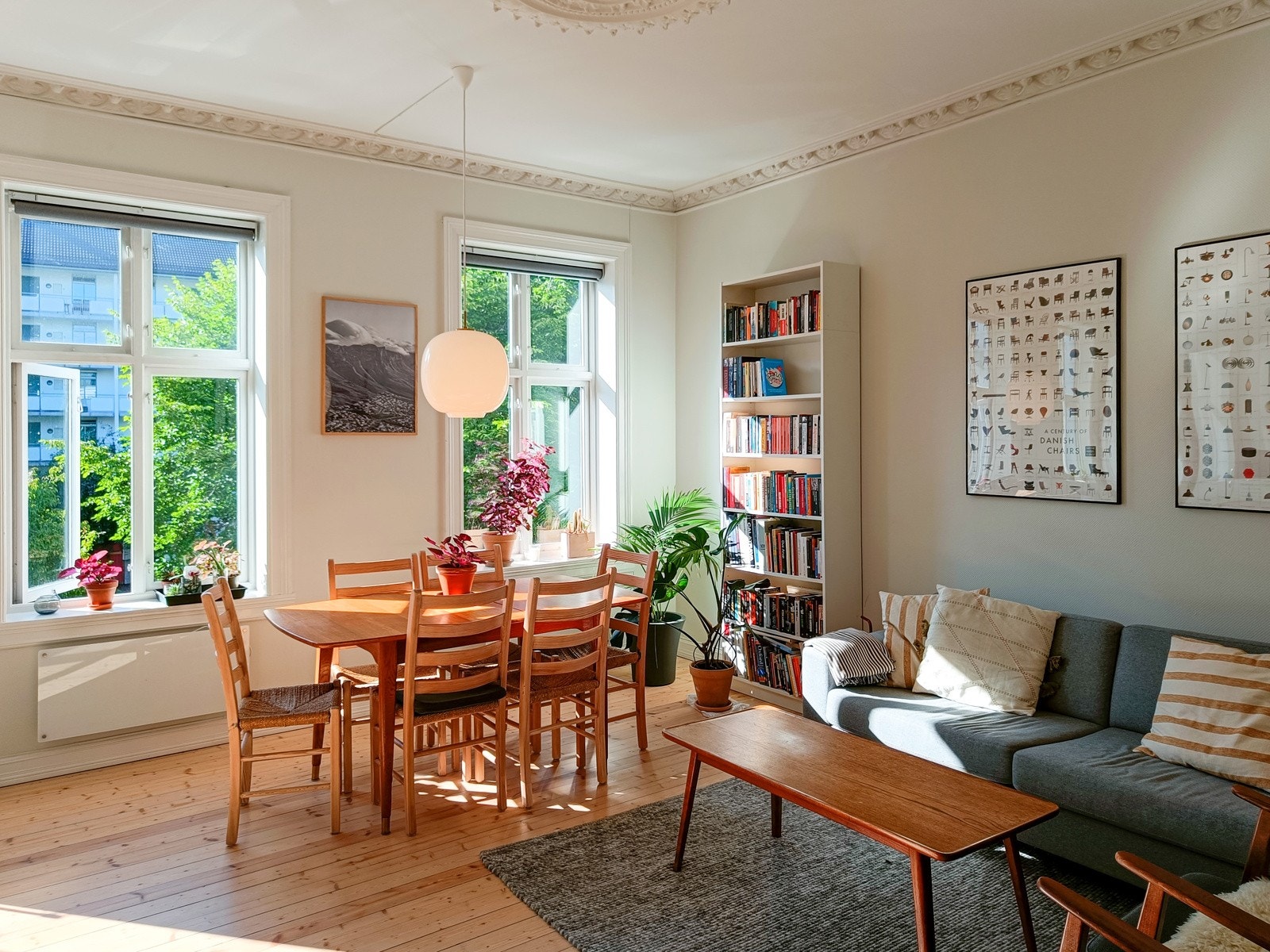 Sommerstemning med grønne, frodige trær - selgers eget foto Galleribilde