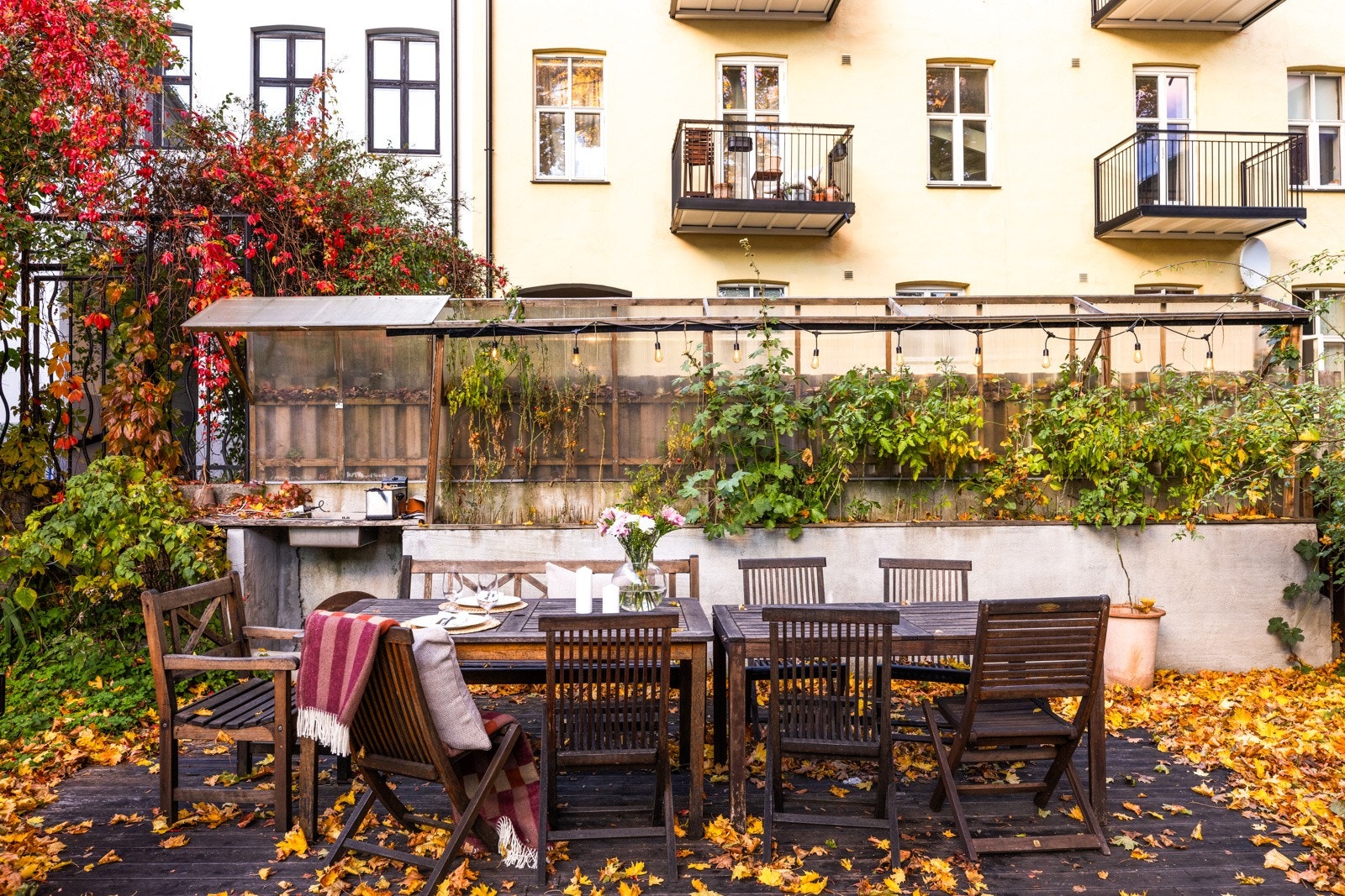 Bygget er en klassisk bygård fra 1889, og i bakgården har borettslaget sykkelbod, parkering og en stor markterrasse med grill. Galleribilde