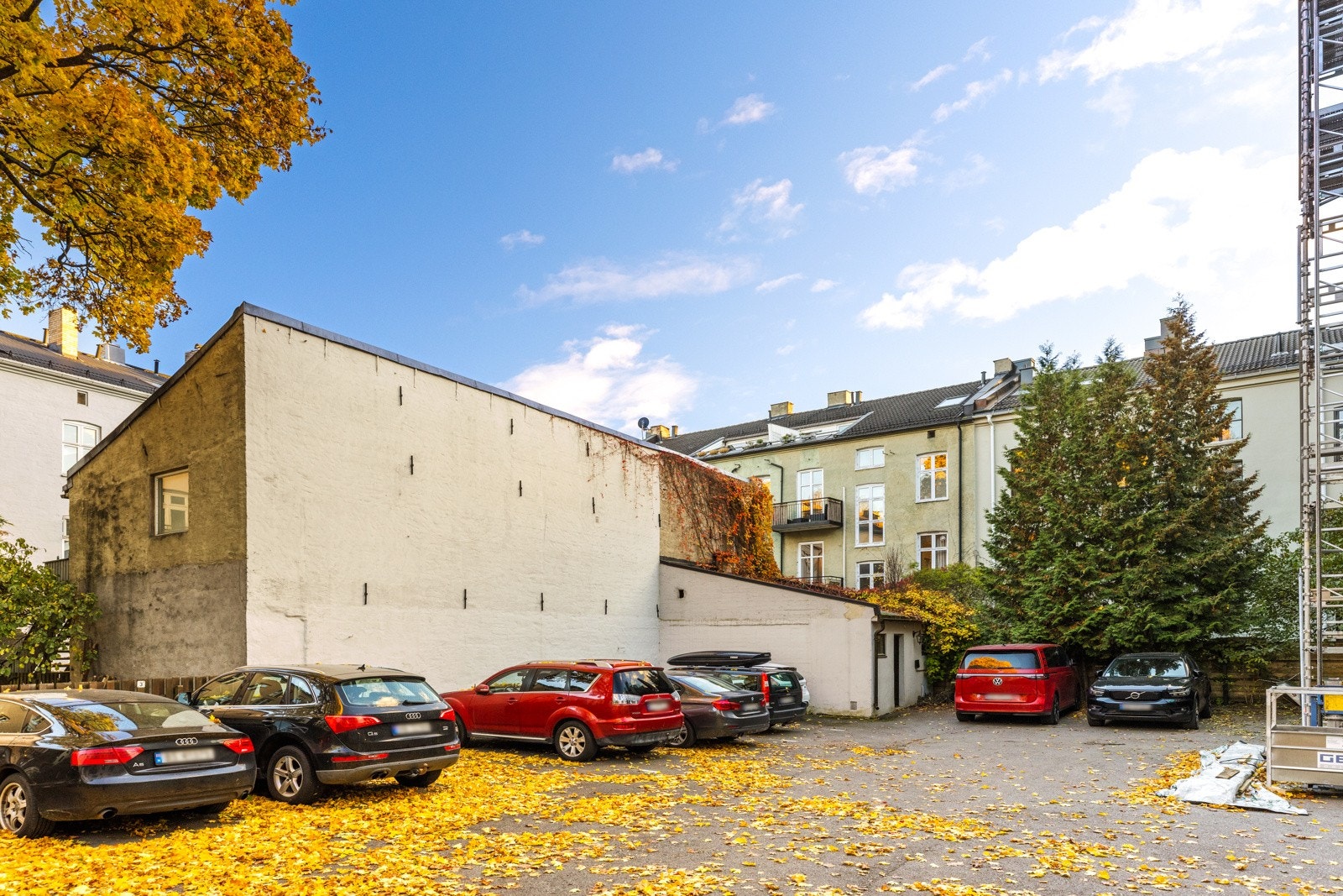 Borettslaget har oppmerkede parkeringsplasser som kan leies av andelseiere. Hver leilighet har rett til én fast biloppstillingsplass. Iht. vedtektene er leie per p-plass kr. 300,- pr. mnd. Galleribilde