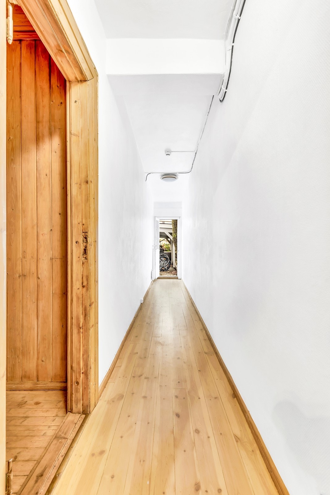 Fra kjøkkenet har man egen gang med dør ut til bakgård og med innvendig bod Galleribilde