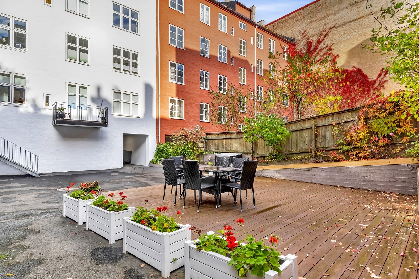 Hyggelig bakgård med sittegruppe Galleribilde