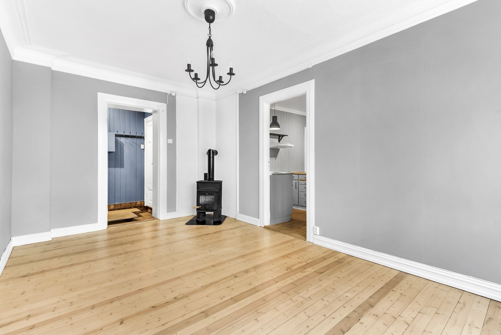 Stue med koselig peisovn Galleribilde