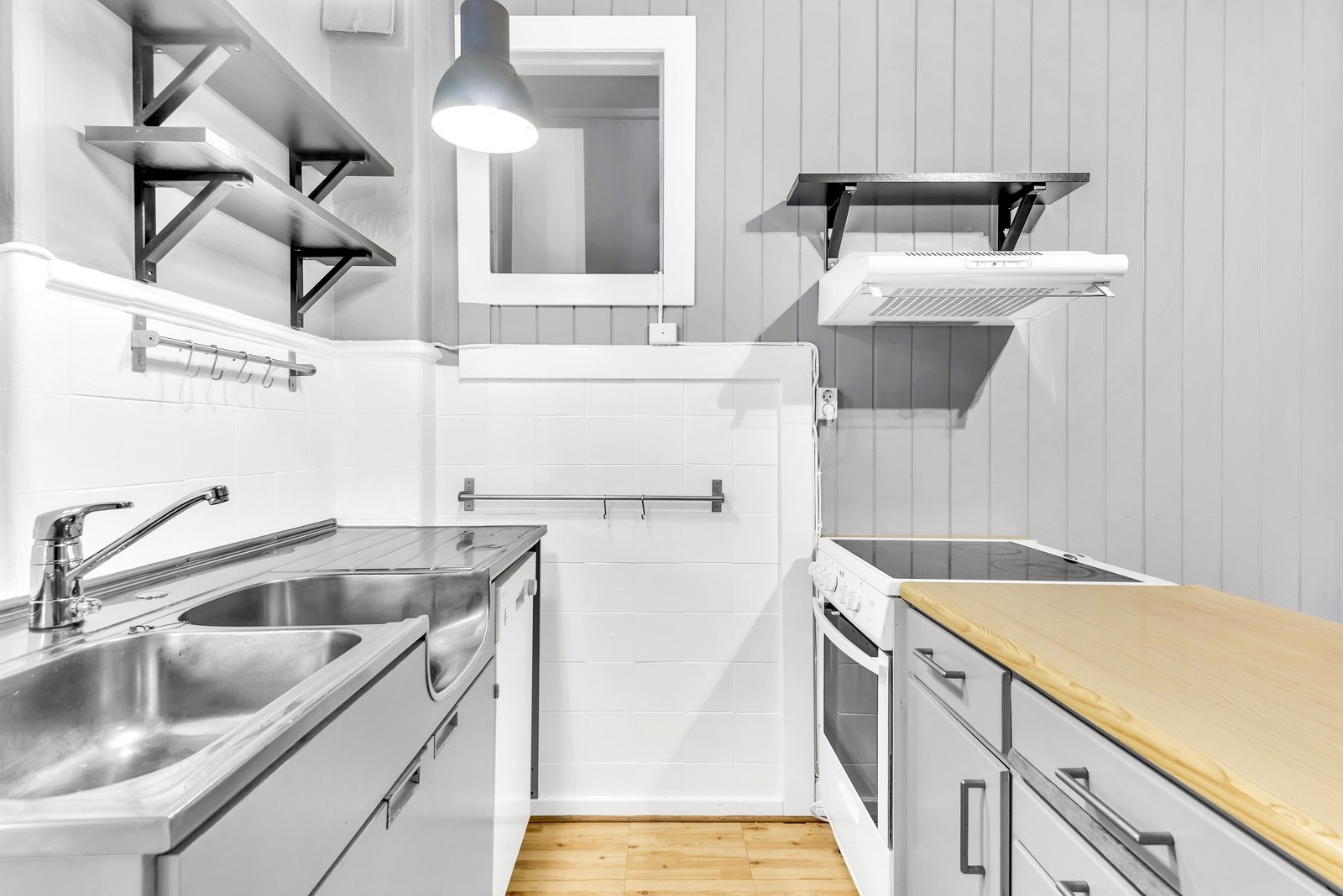 Kjøkken har oppvaskmaskin og komfyr Galleribilde